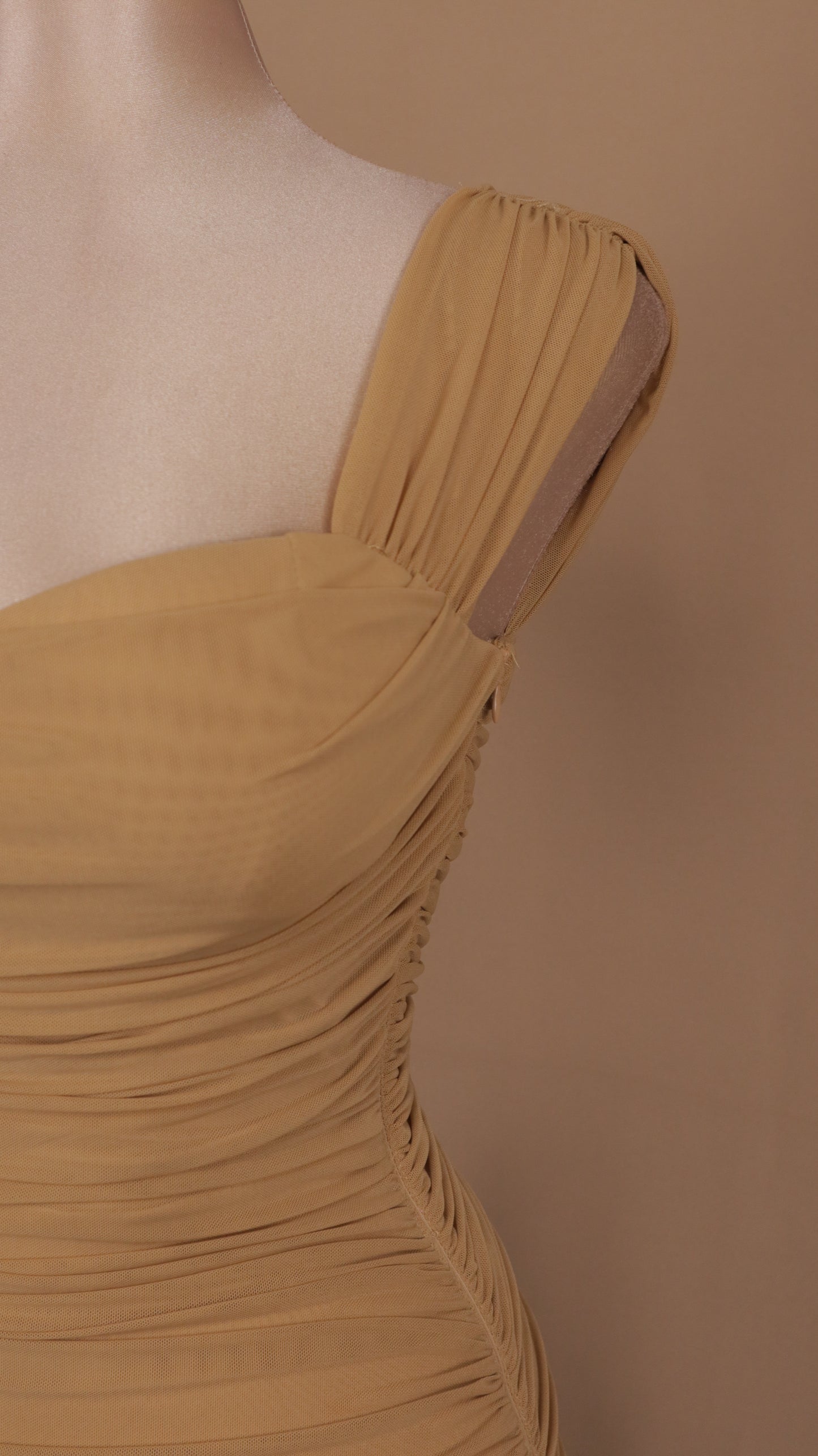 Vestido midi pegadito con abertura en pierna