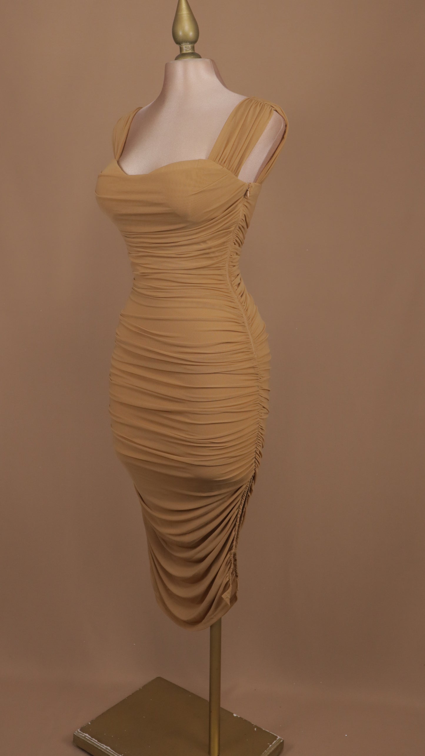 Vestido midi pegadito con abertura en pierna