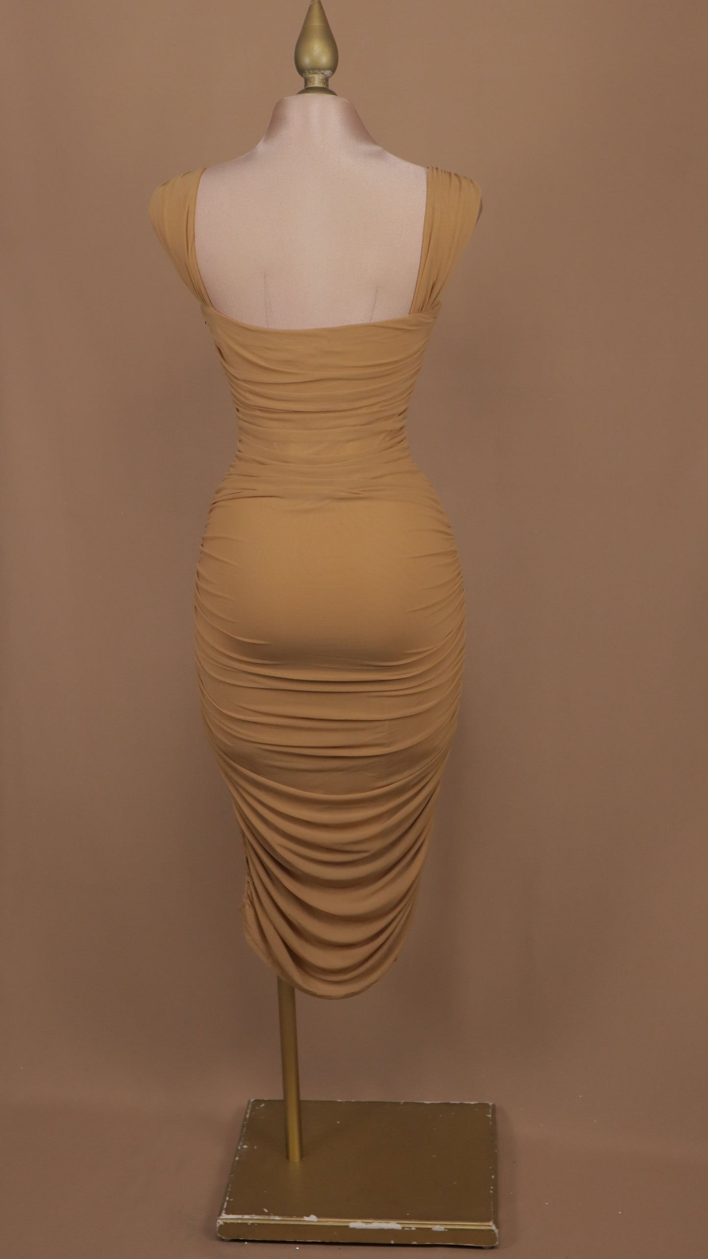 Vestido midi pegadito con abertura en pierna