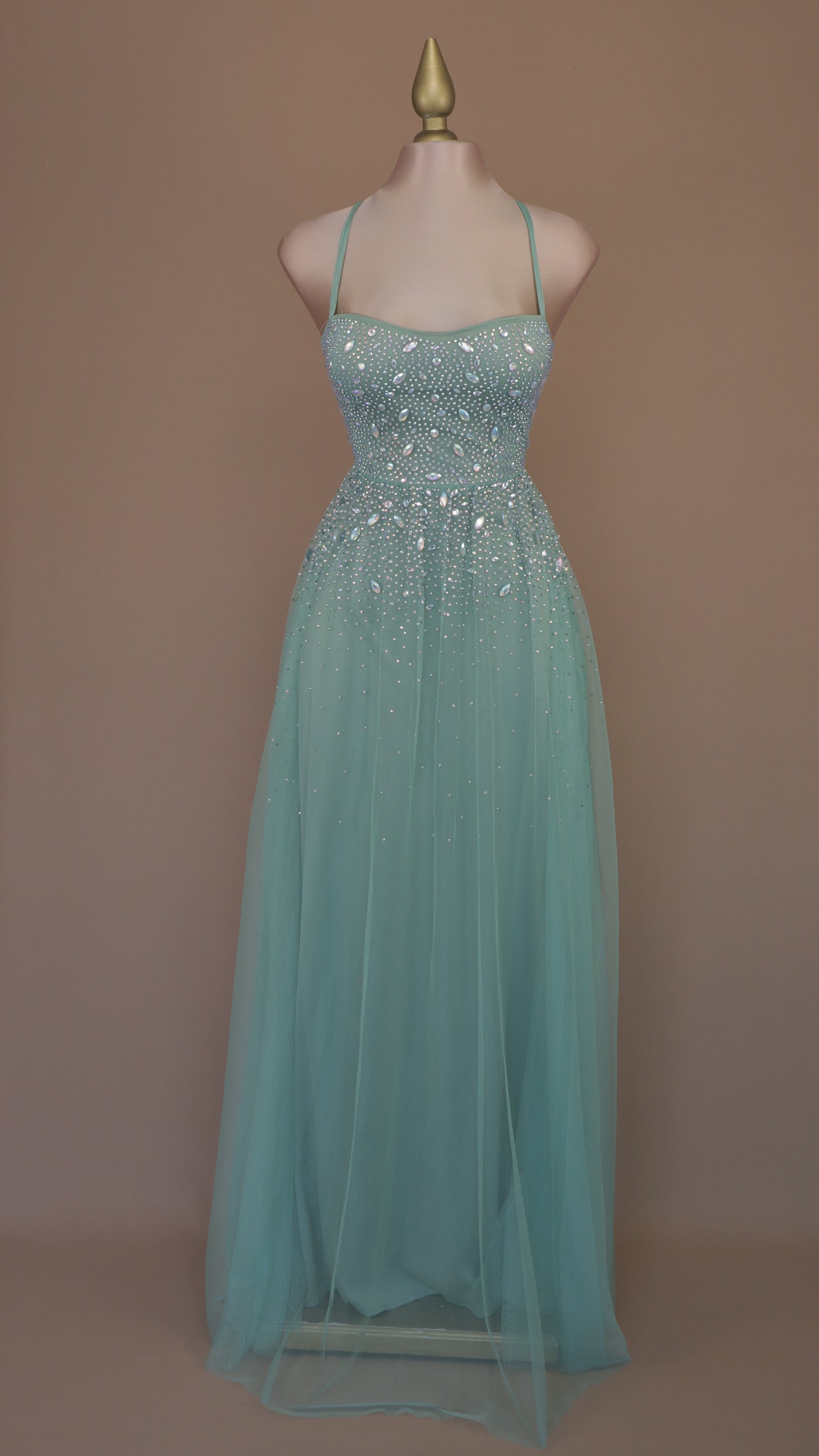 Vestido largo con pedrería en busto y tul