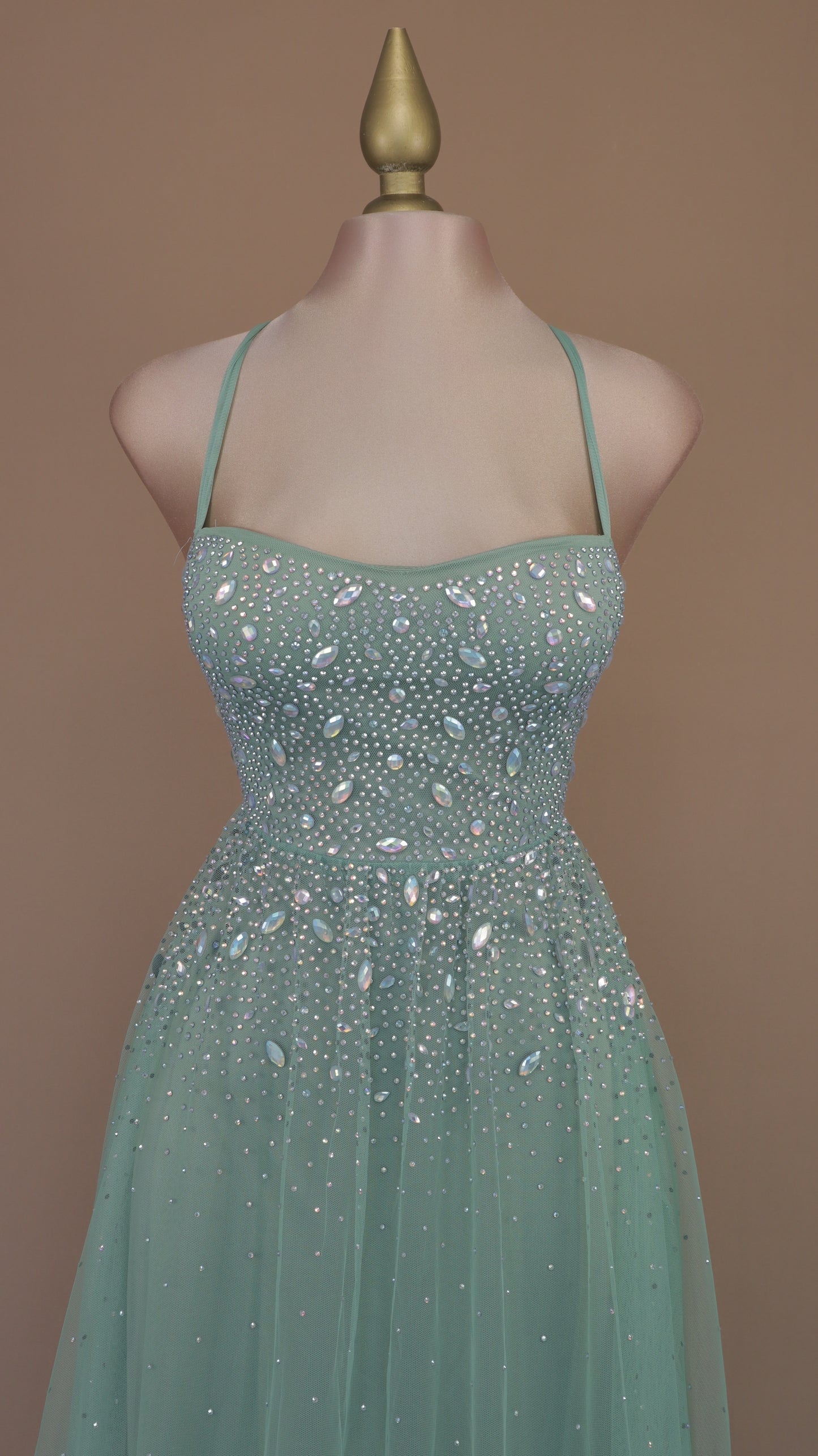 Vestido largo con pedrería en busto y tul