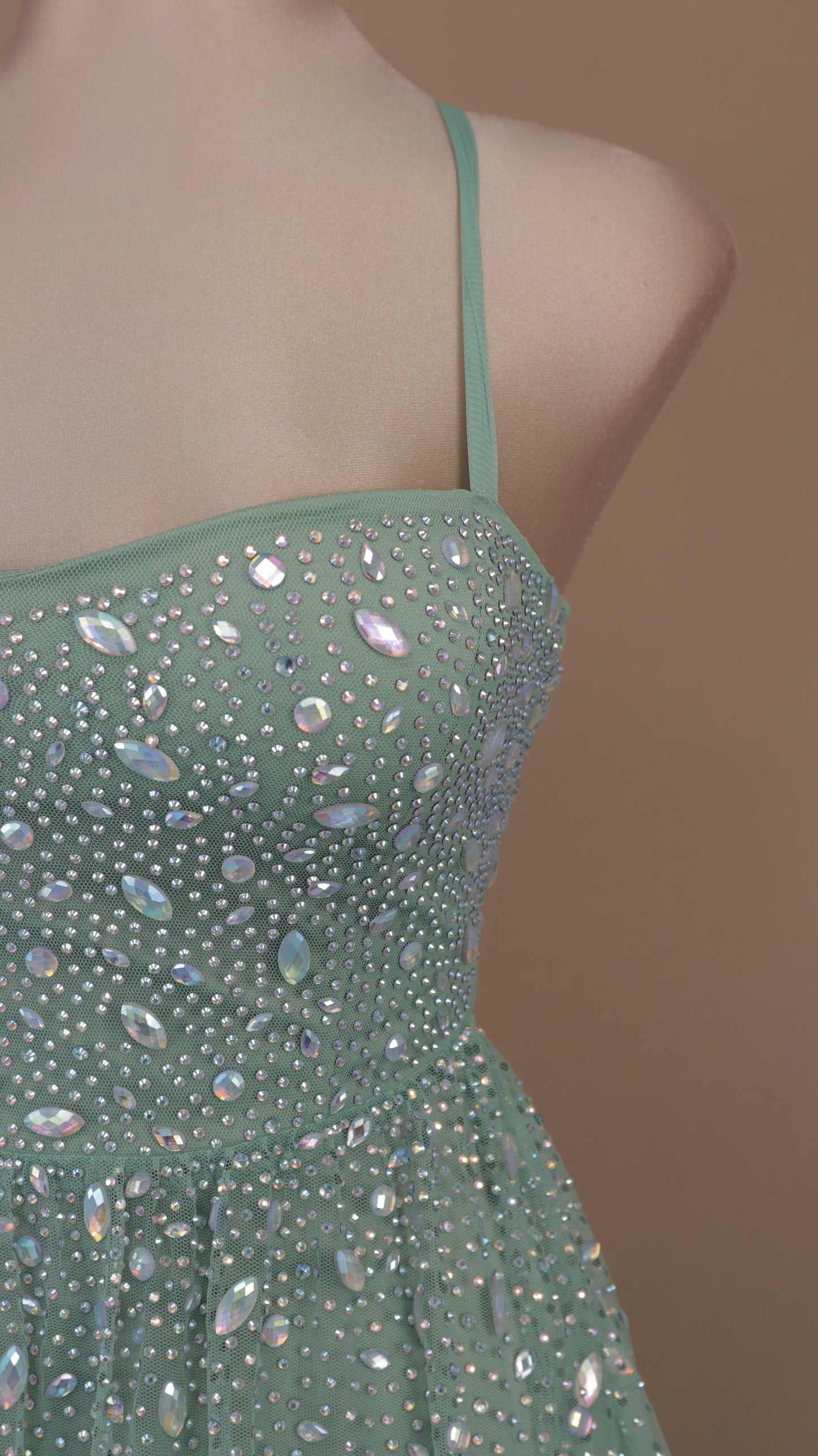 Vestido largo con pedrería en busto y tul