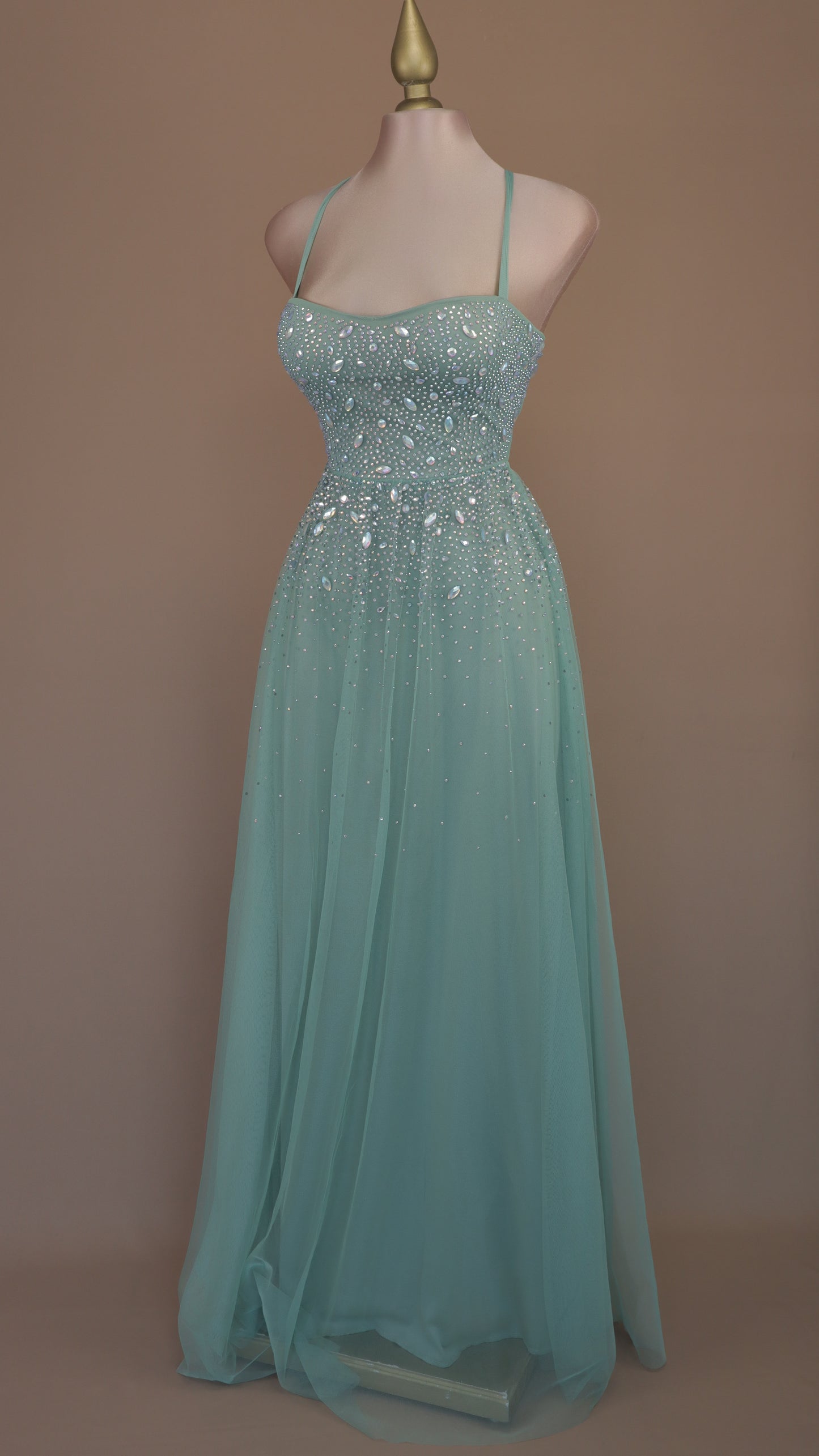 Vestido largo con pedrería en busto y tul