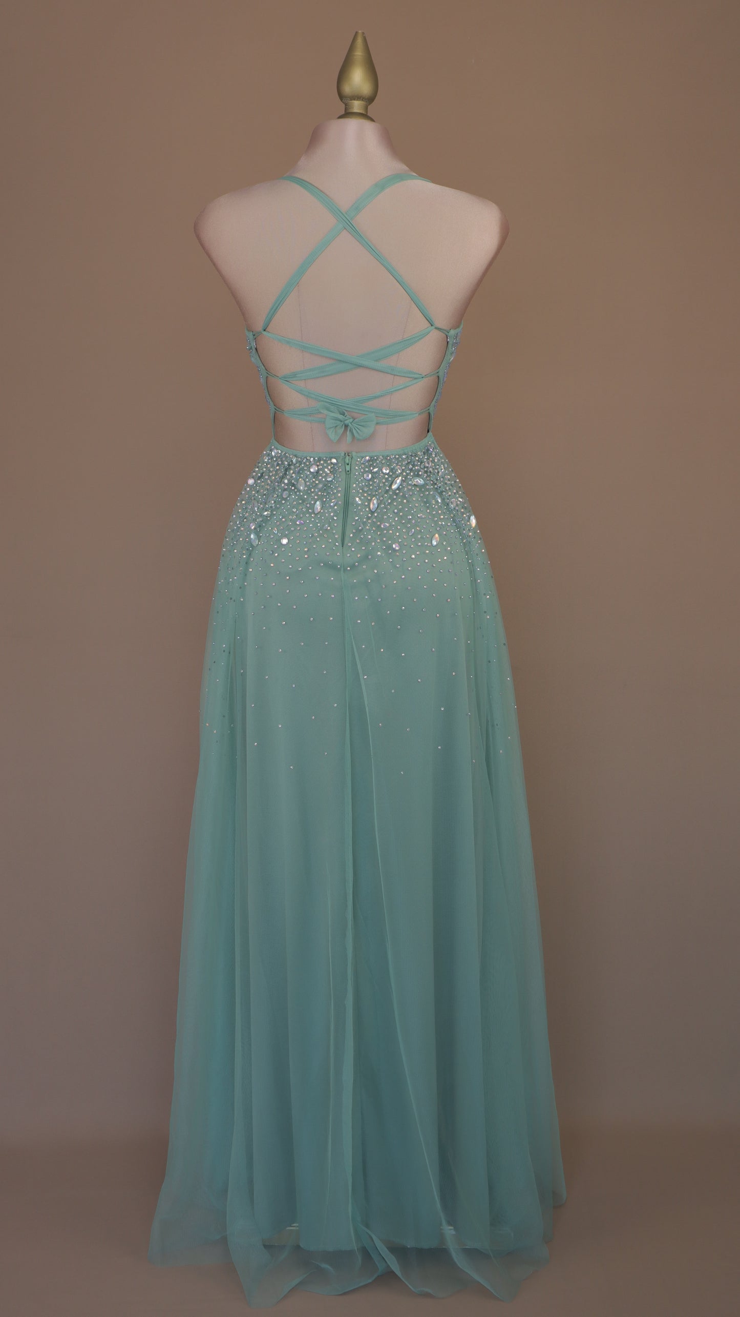 Vestido largo con pedrería en busto y tul