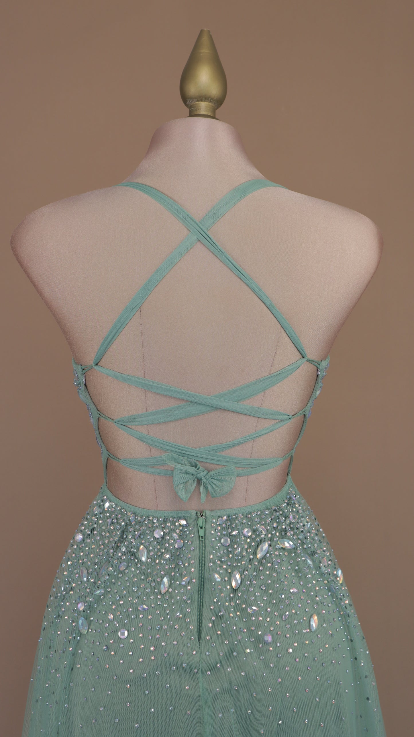 Vestido largo con pedrería en busto y tul