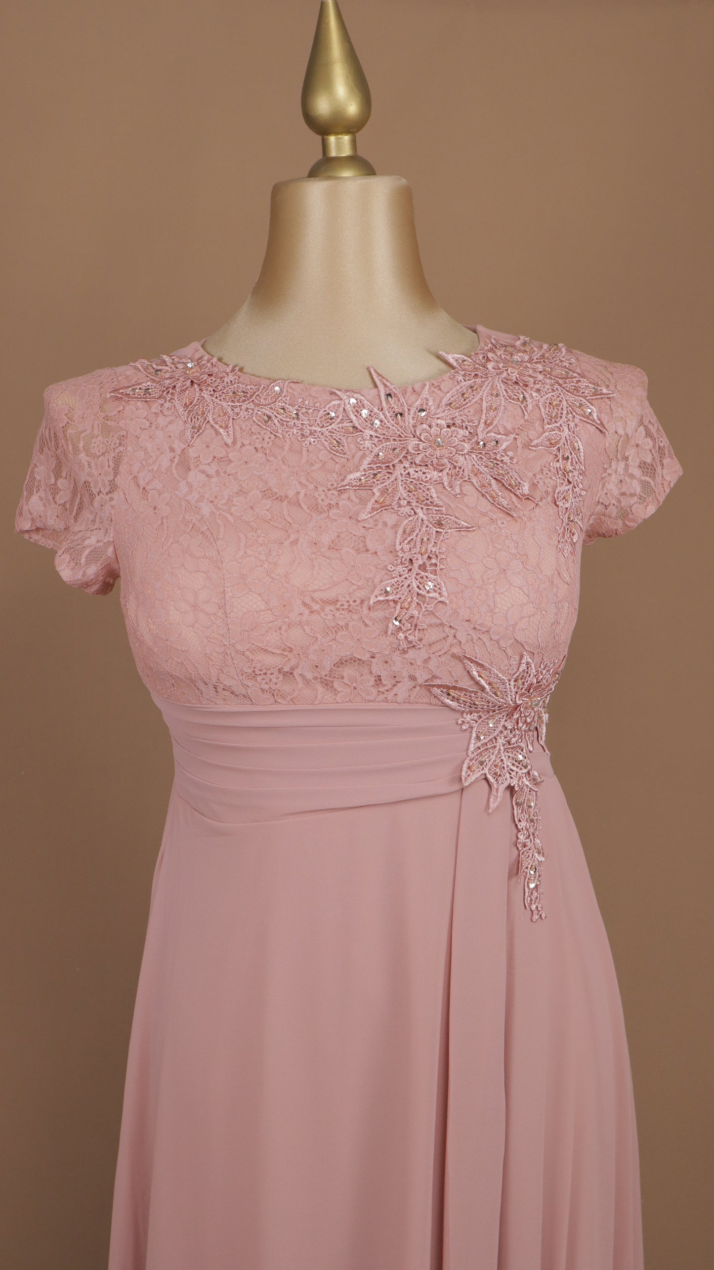 Vestido talla extra con tipo encaje y aplicación en busto