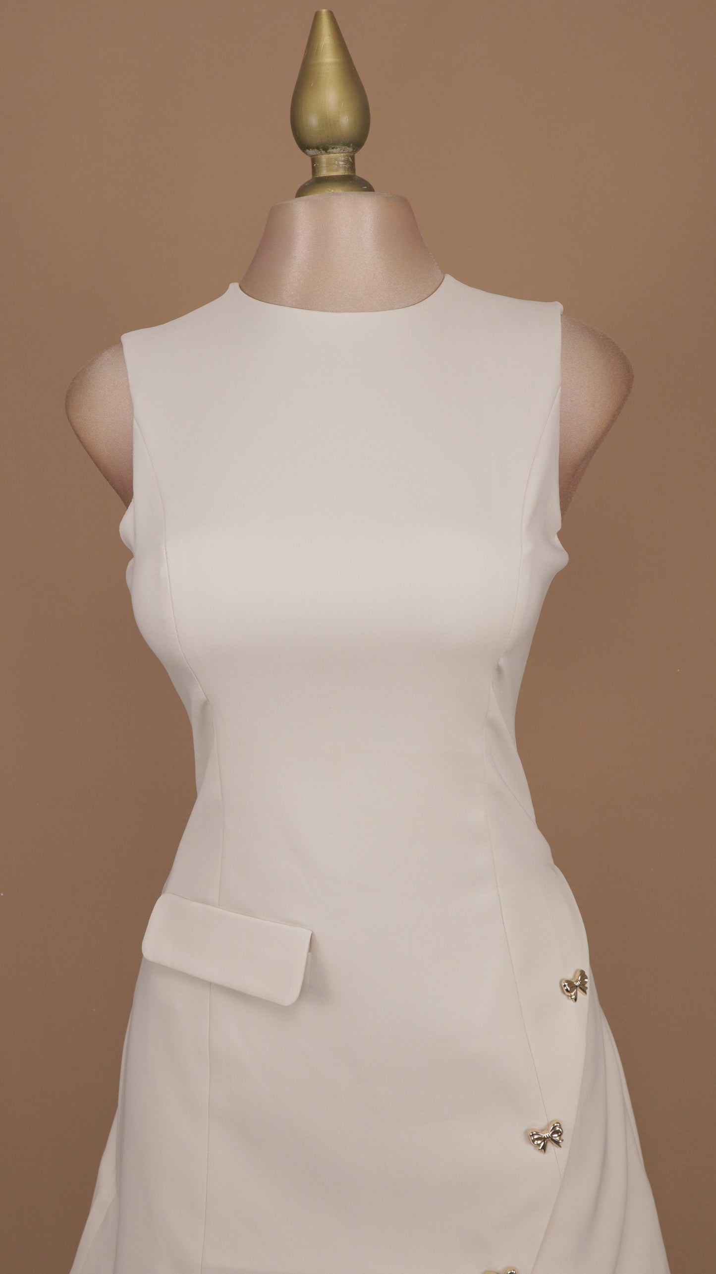 Vestido corto resacado con abertura