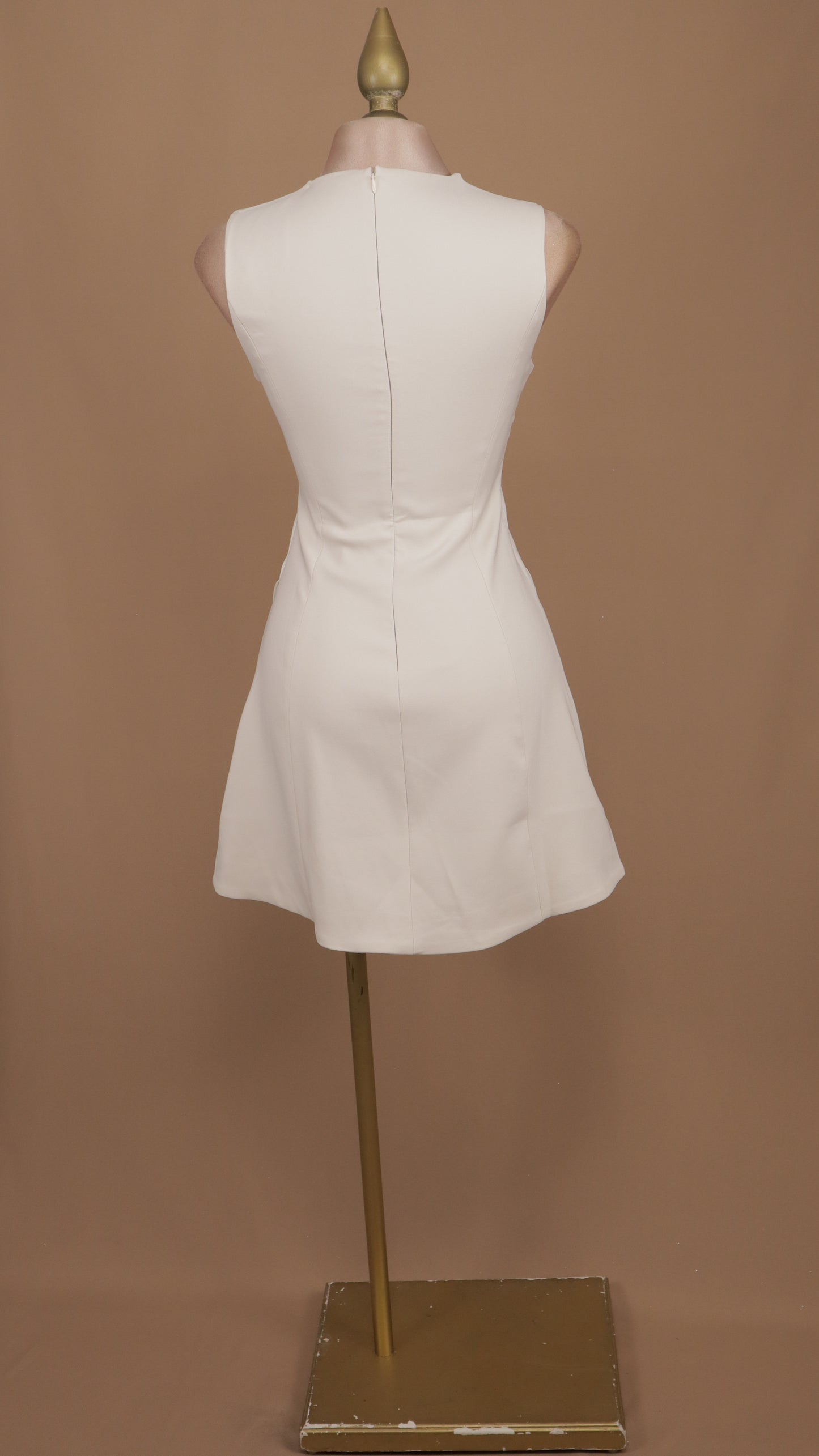 Vestido corto resacado con abertura