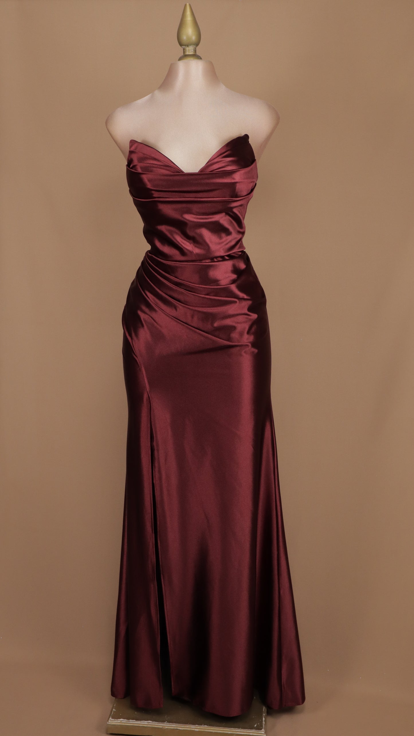 Vestido largo satinado de licra estraple