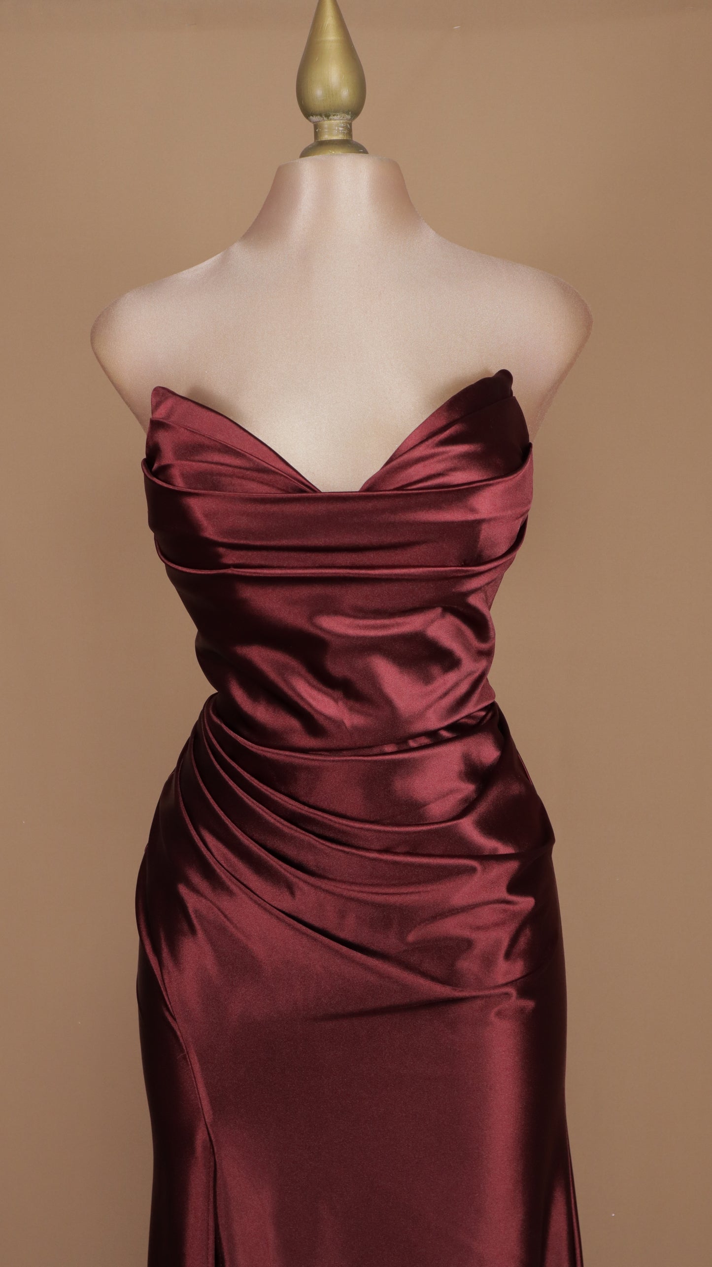 Vestido largo satinado de licra estraple