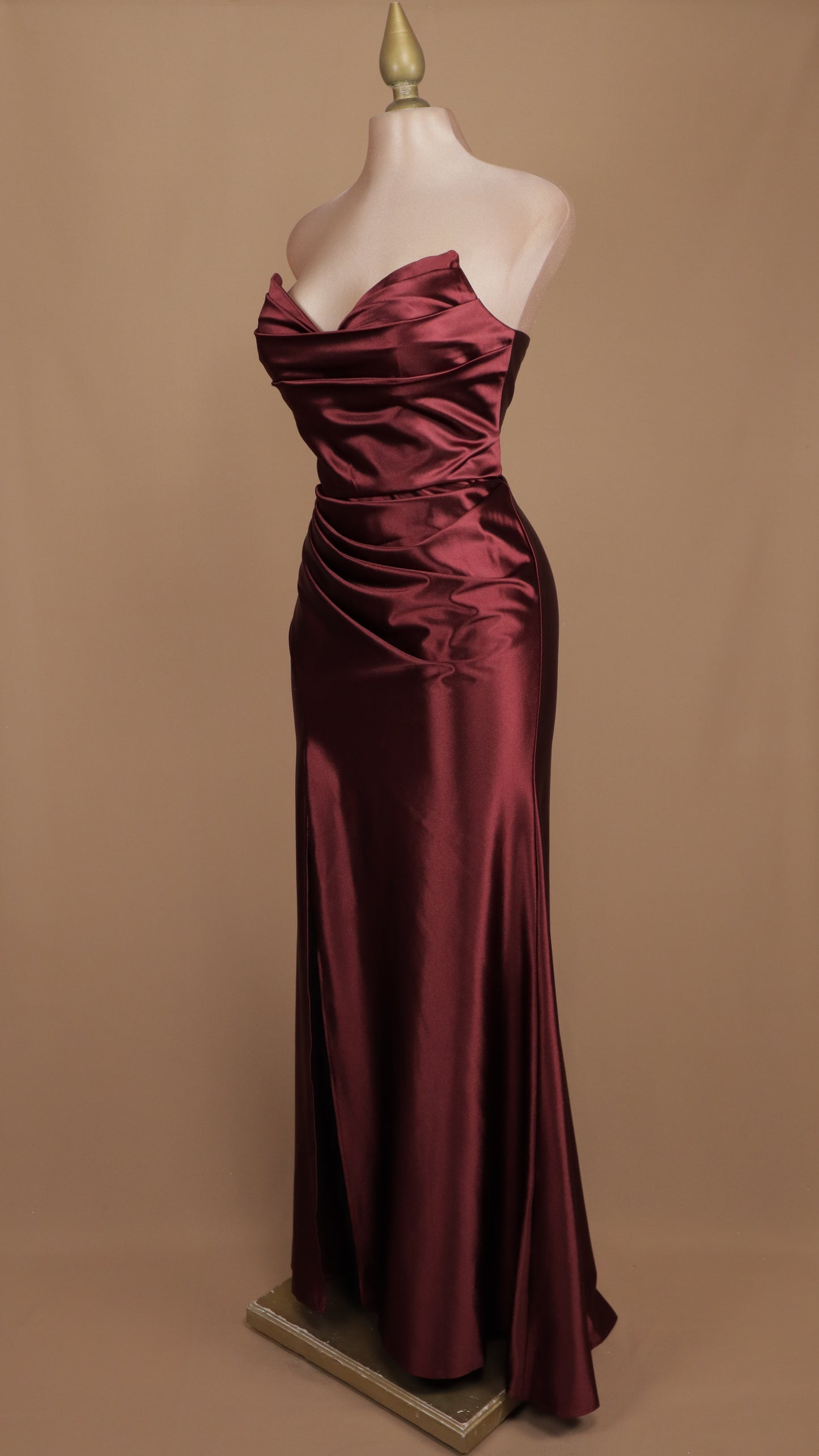 Vestido largo satinado de licra estraple