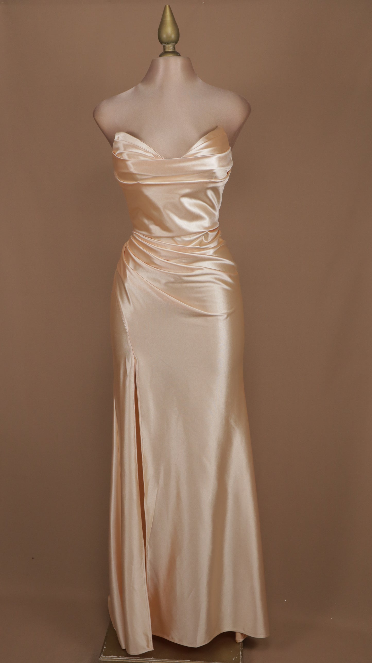 Vestido largo satinado de licra estraple