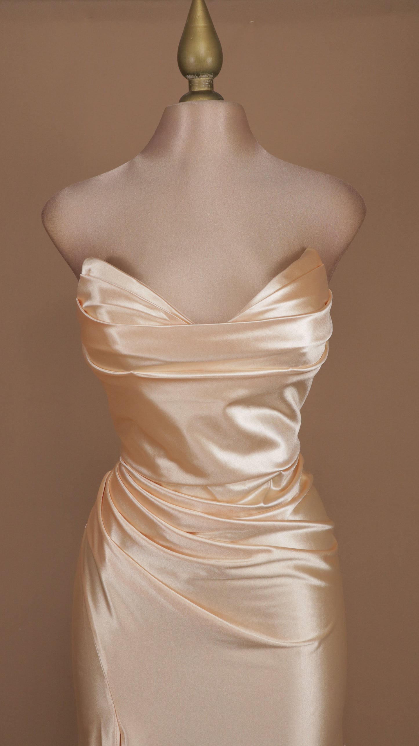 Vestido largo satinado de licra estraple