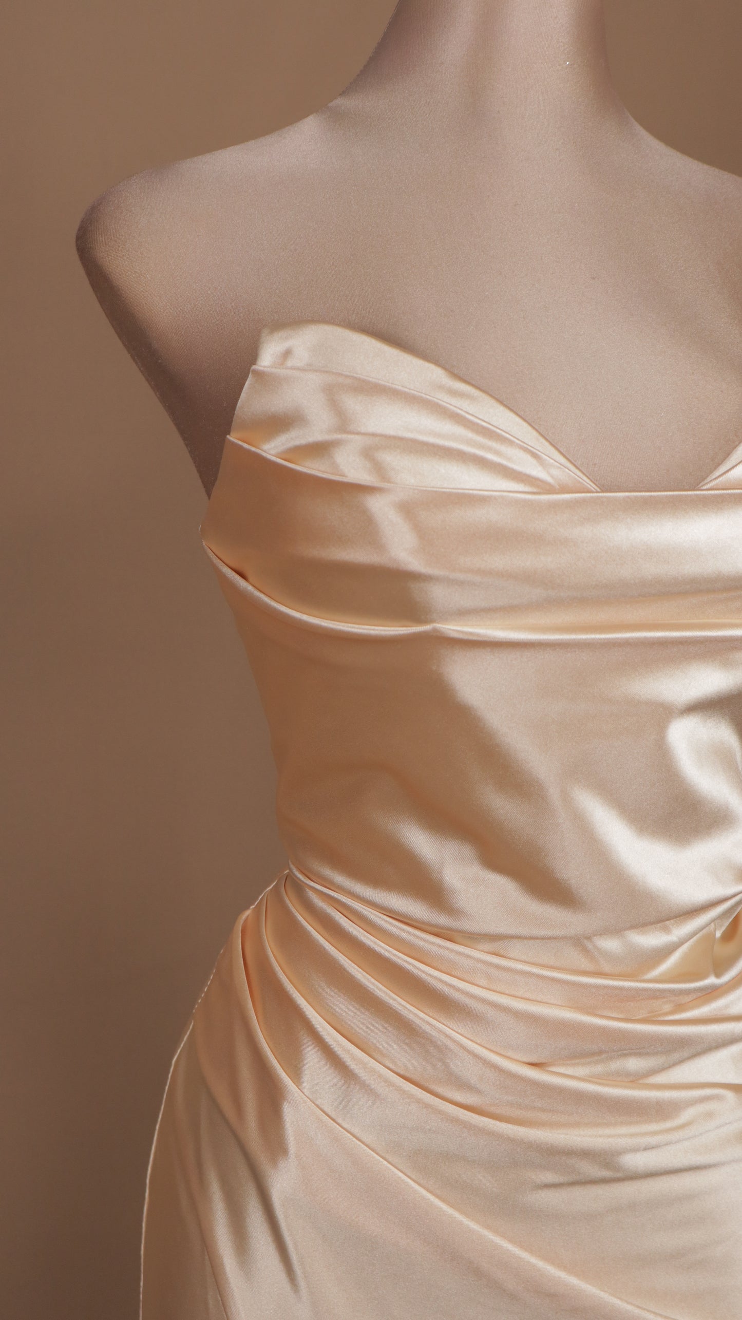 Vestido largo satinado de licra estraple