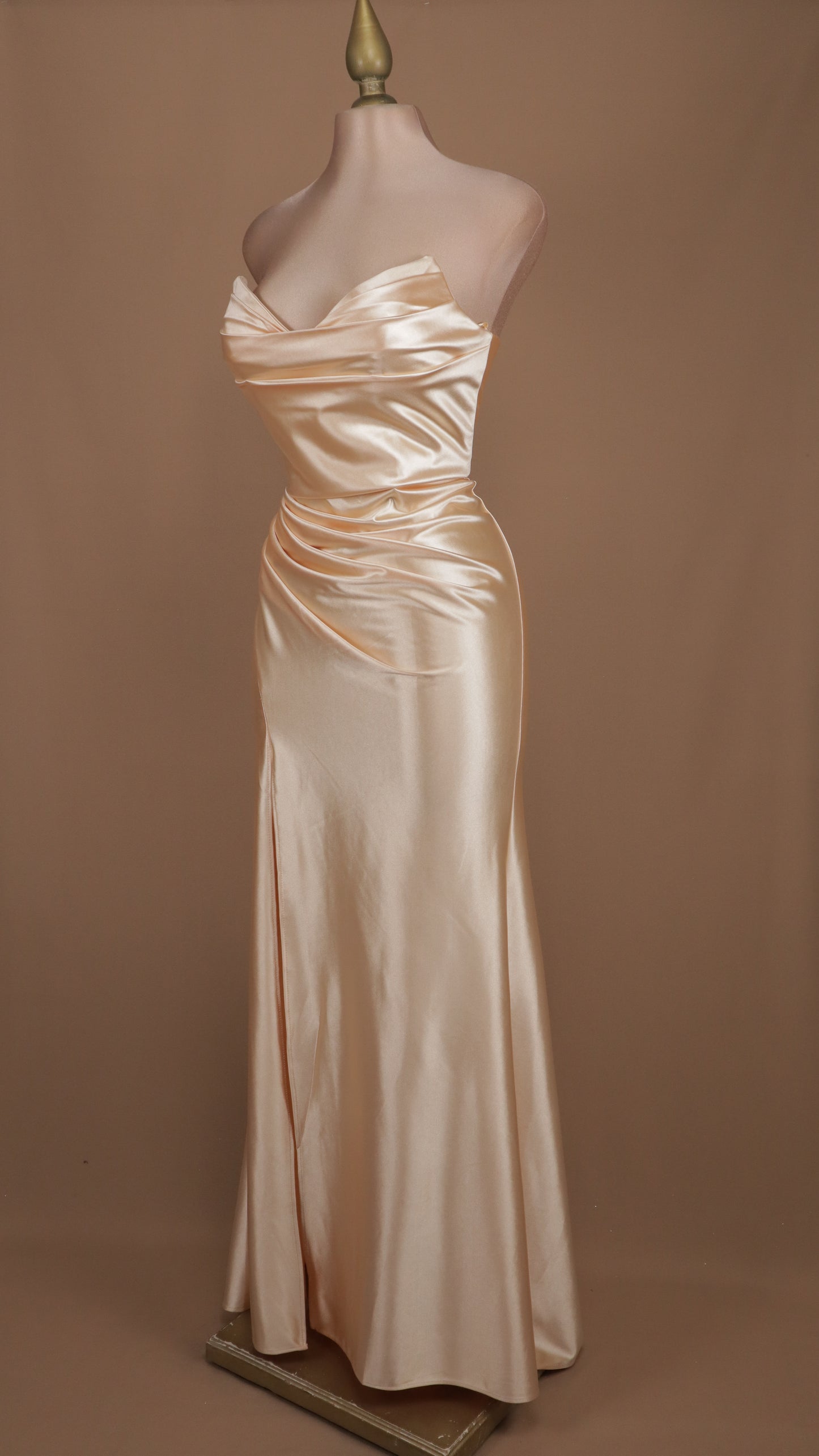 Vestido largo satinado de licra estraple