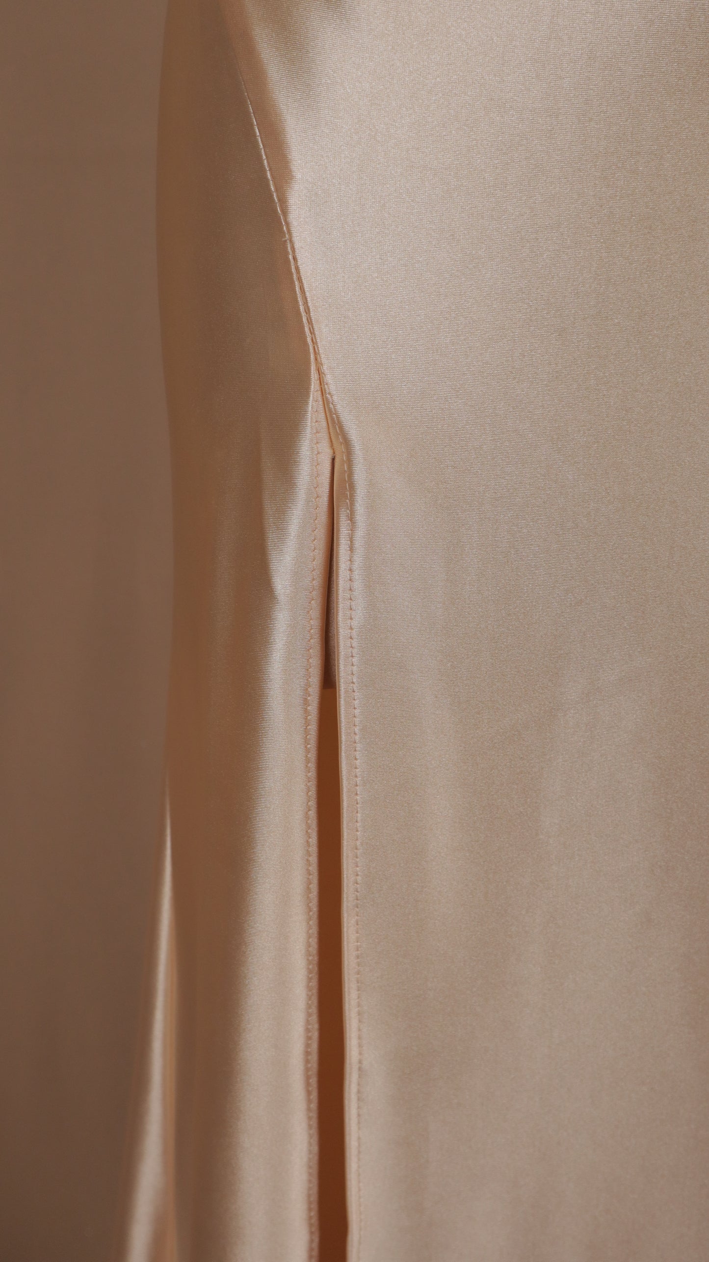 Vestido largo satinado de licra estraple