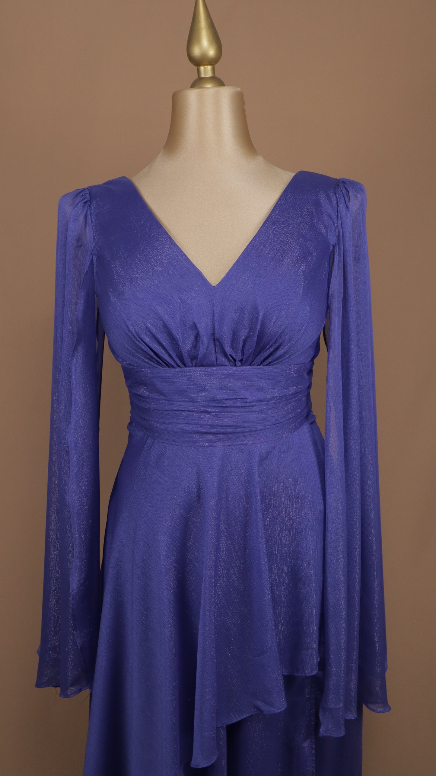 Vestido plus size con manga de capa y olan