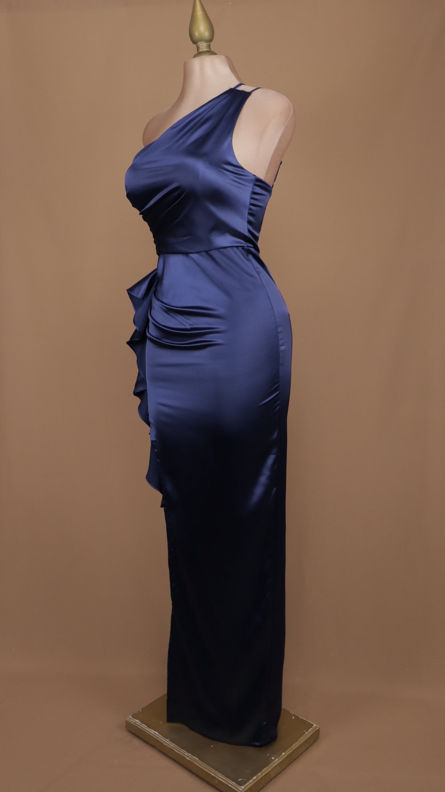 Vestido largo asimétrico con escarola en costado