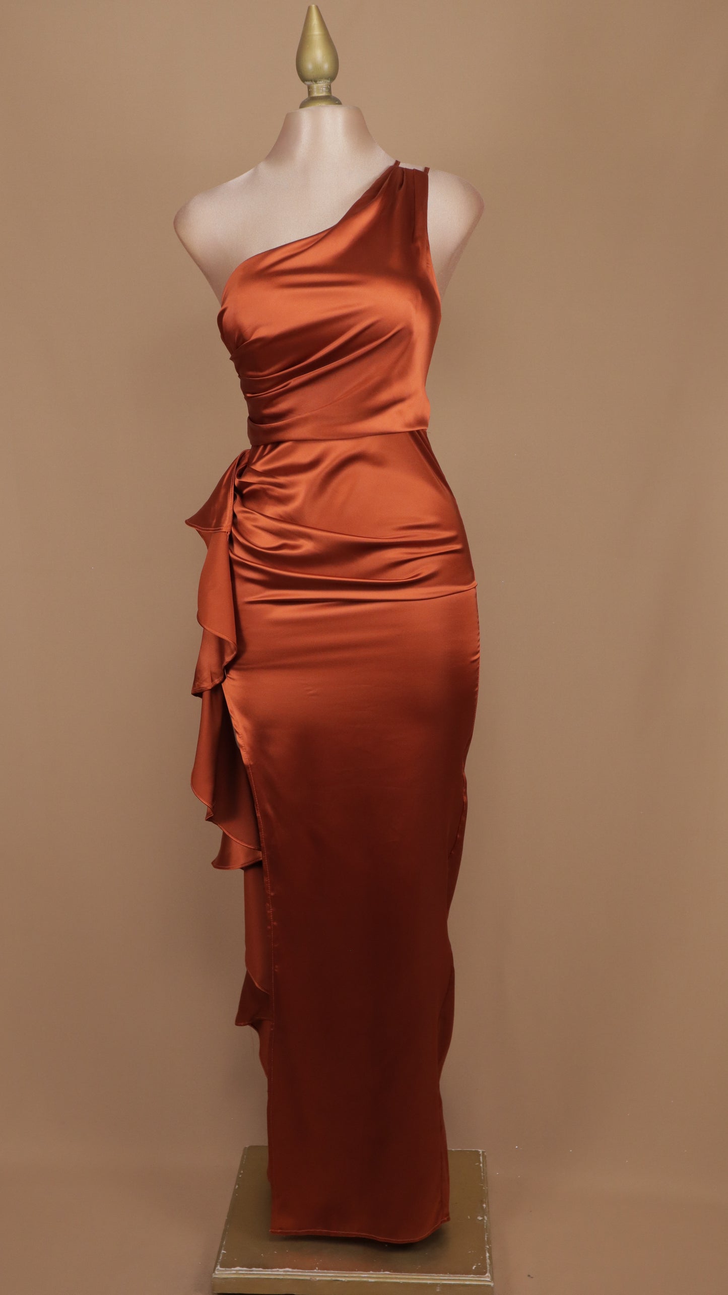 Vestido largo asimétrico con escarola en costado