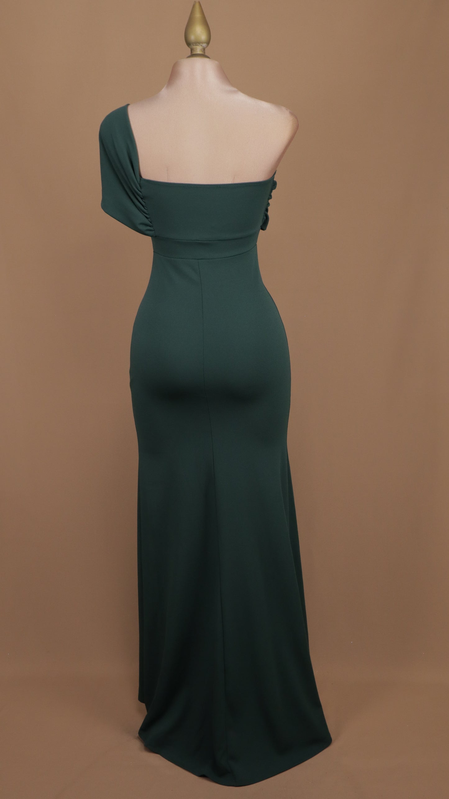 Vestido largo escote asimétrico con moño