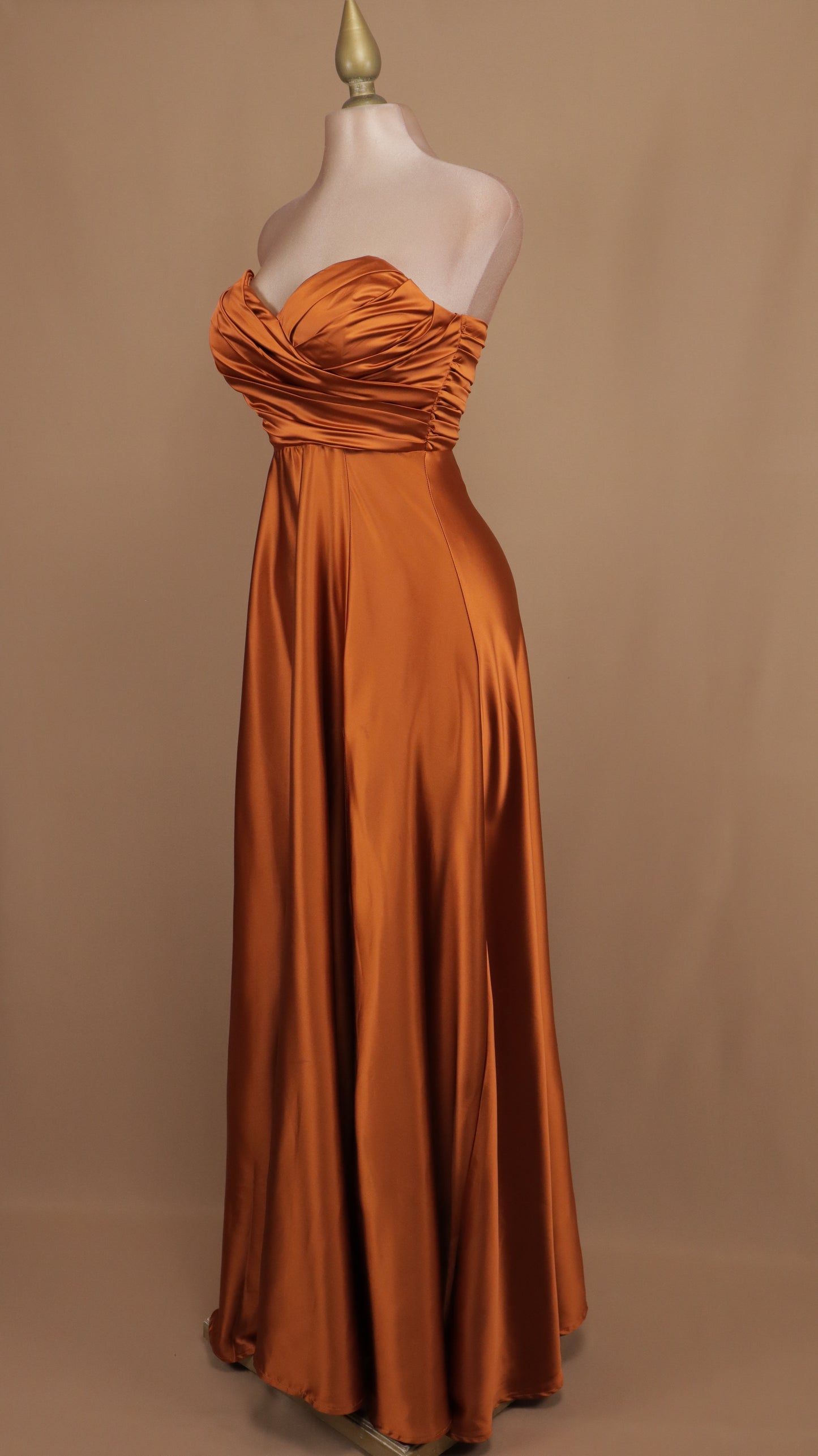 Vestido largo estraple corrugado en busto y abertura