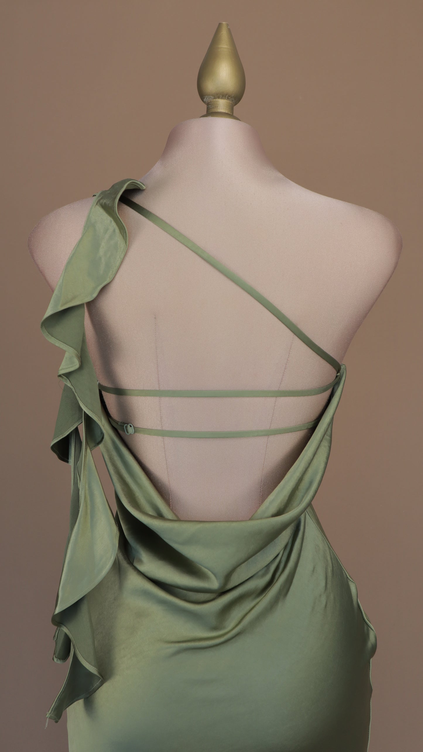 Vestido largo con escote en la espalda