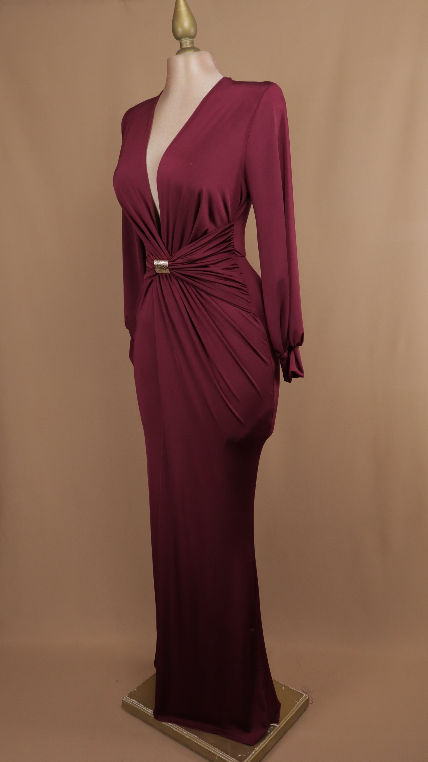 Vestido largo corte sirena escote v