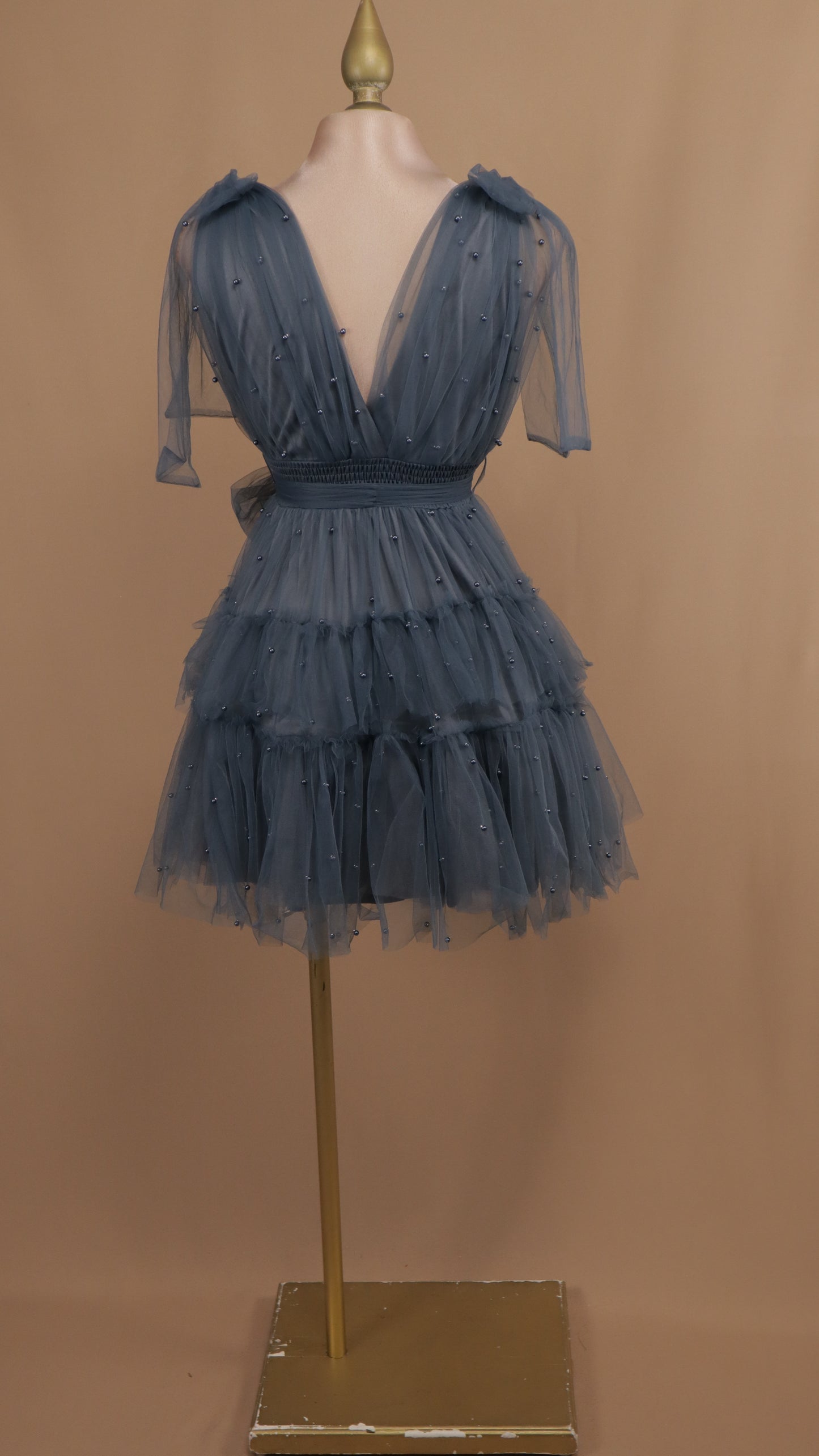 Vestido corto de tul y perlas