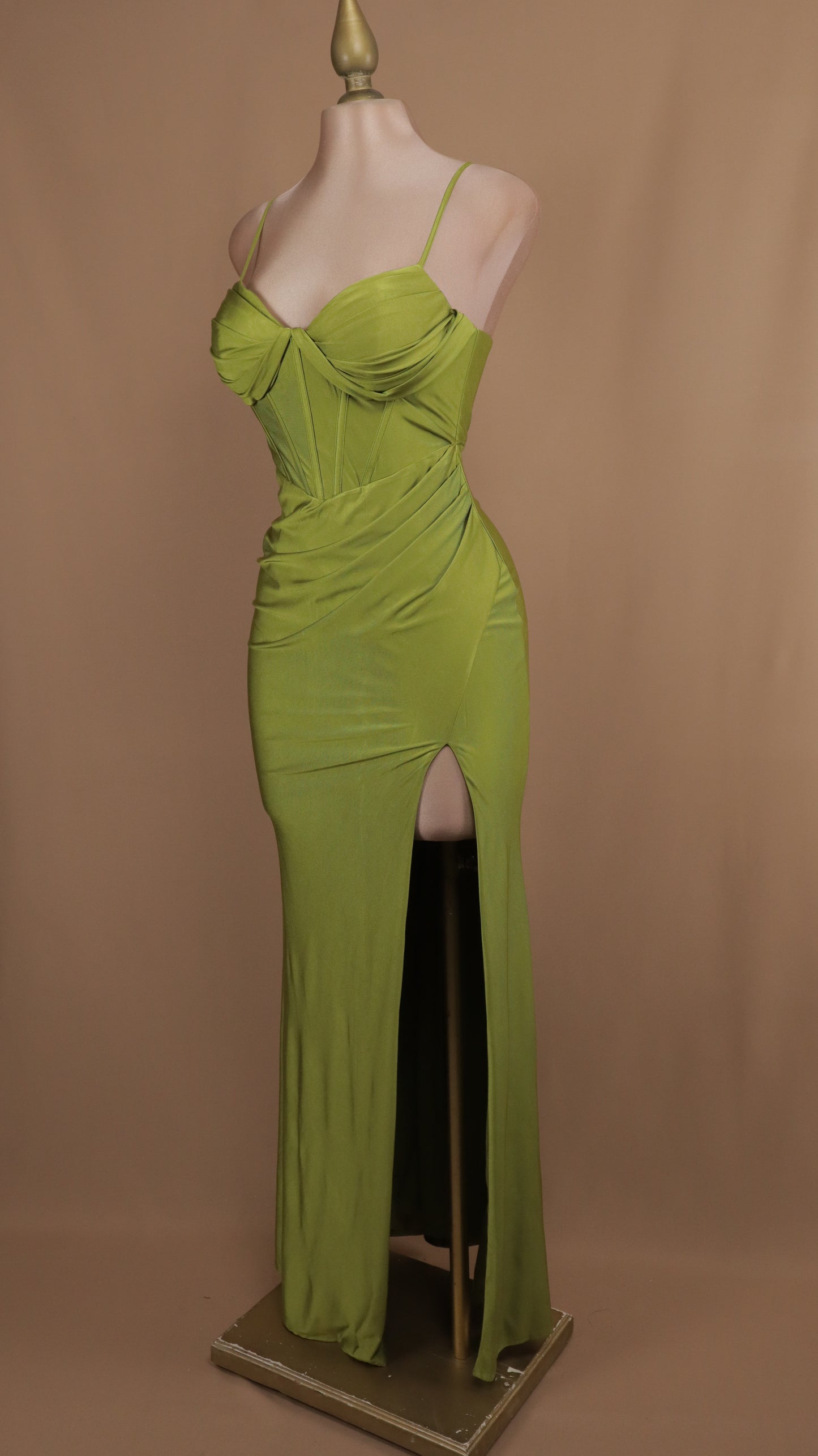 Vestido largo corte sirena con varilla y copa