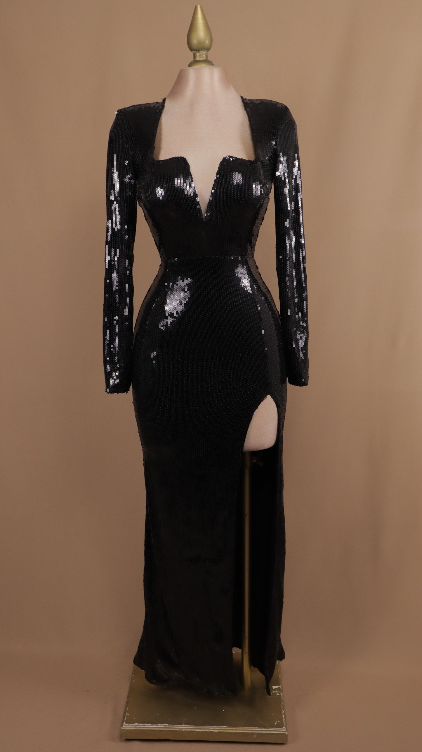 Vestido largo de noche con manga larga y lentejuelas