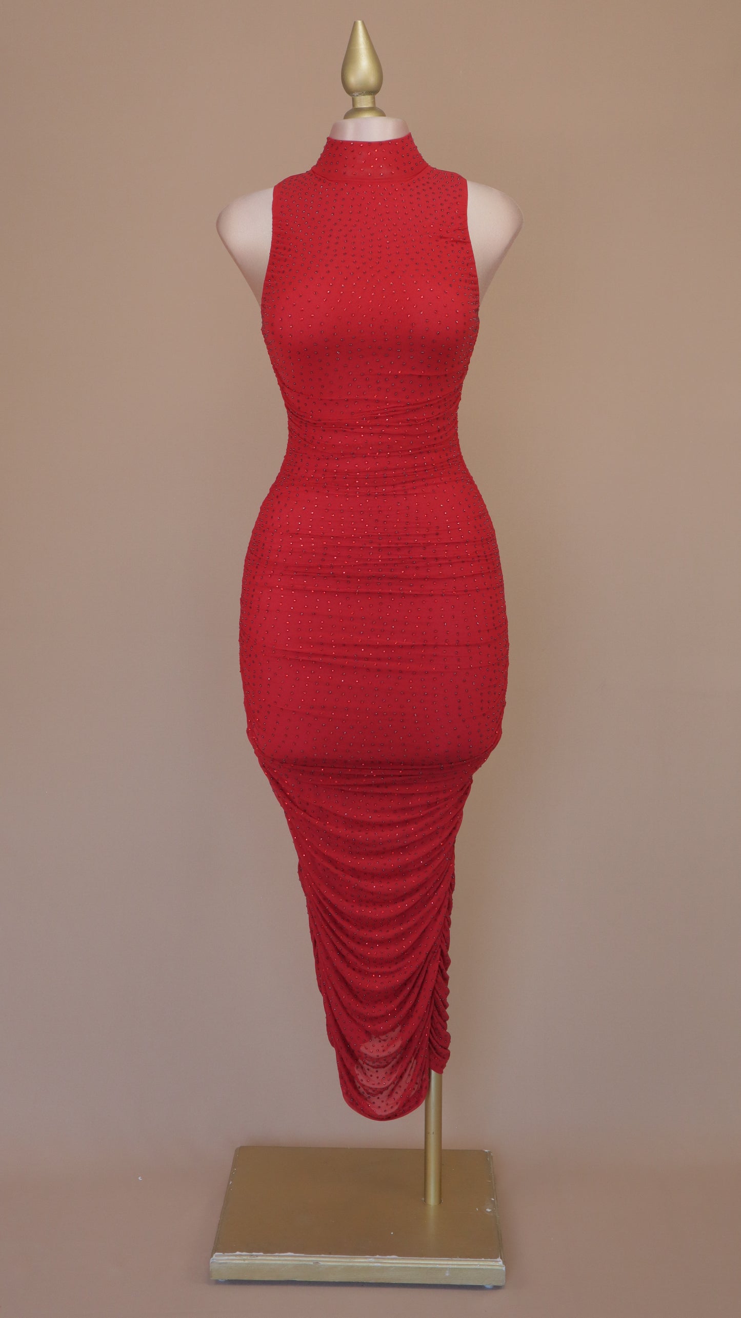 Vestido maxi con pliegues y estoperoles