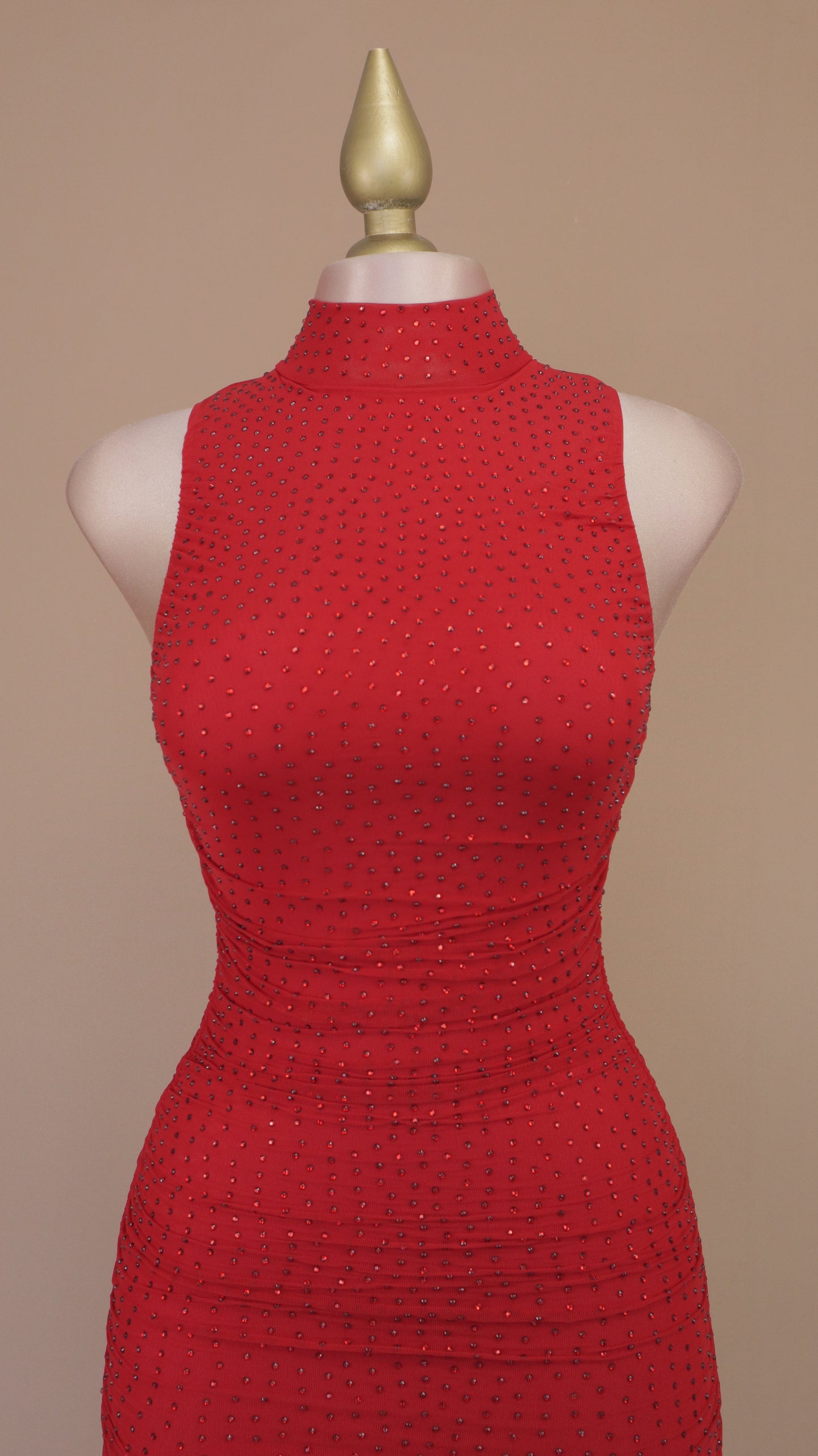 Vestido maxi con pliegues y estoperoles
