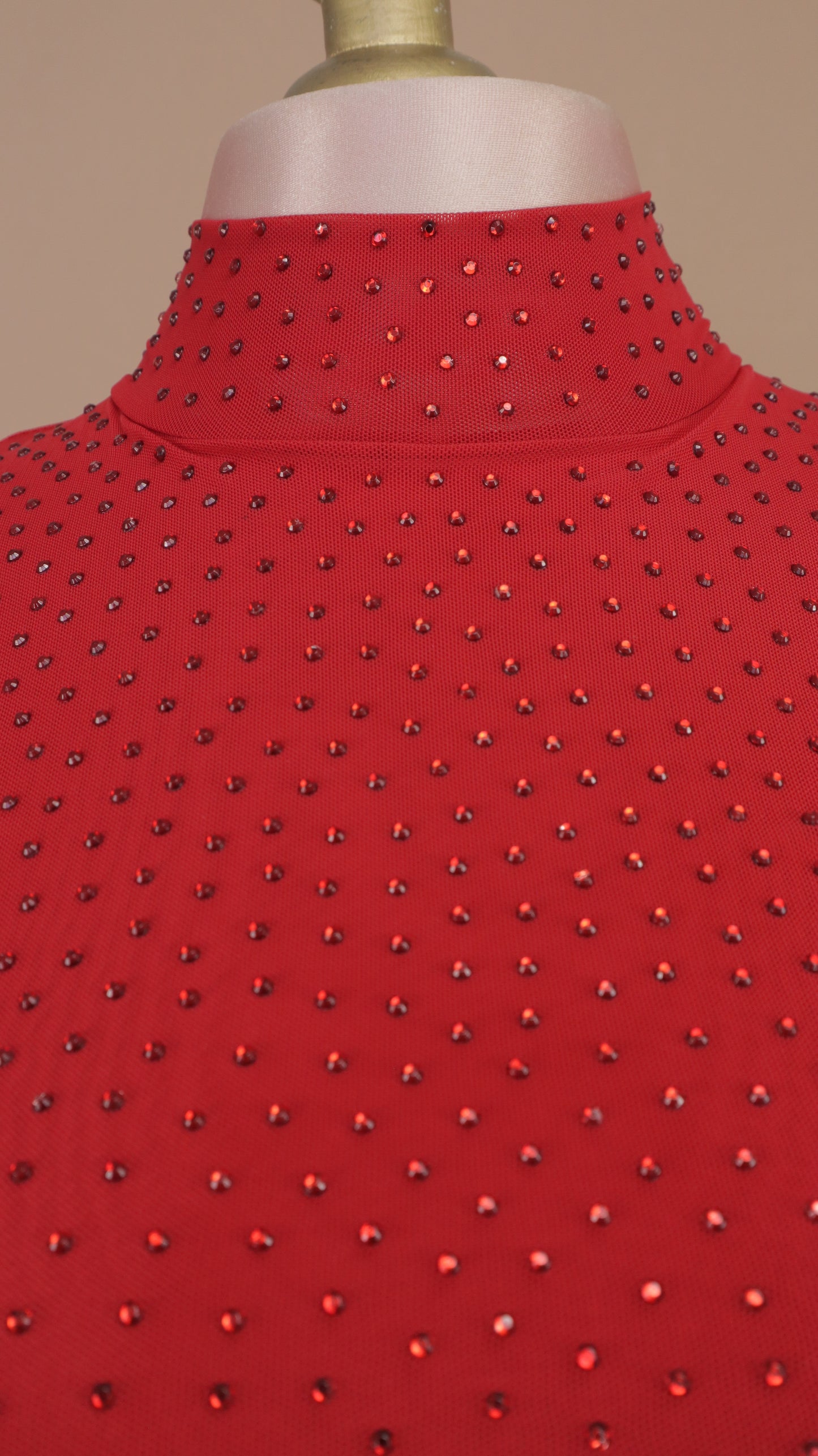 Vestido maxi con pliegues y estoperoles