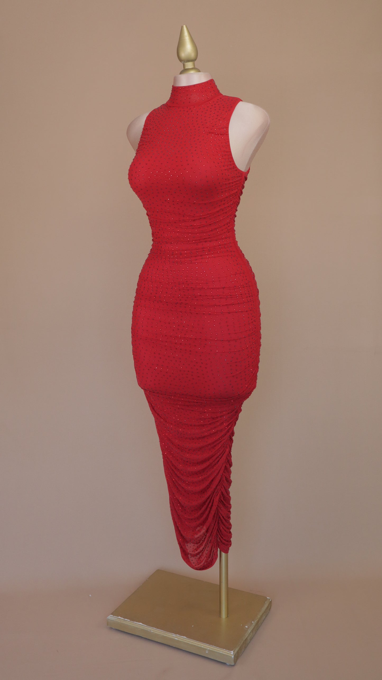 Vestido maxi con pliegues y estoperoles
