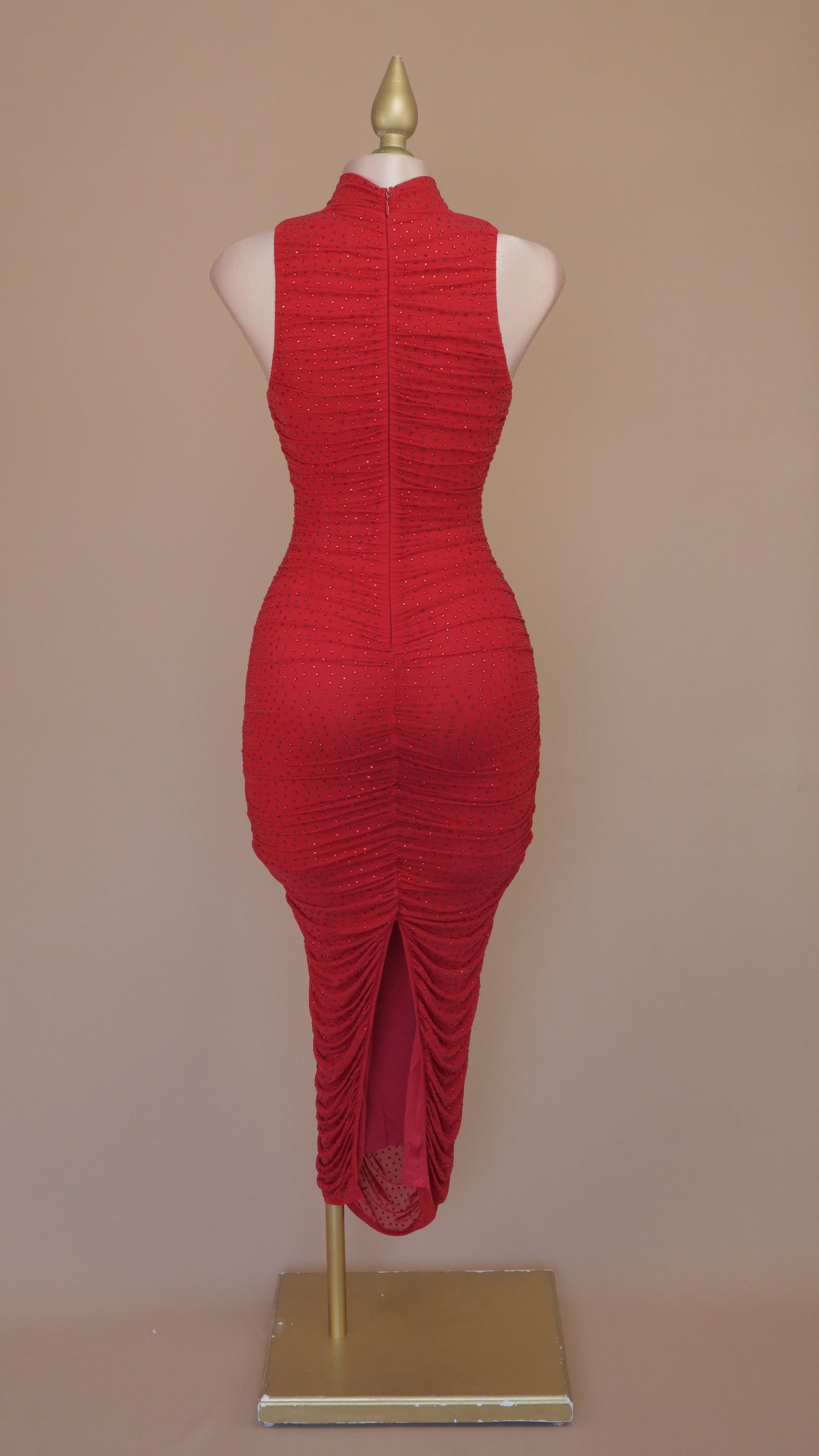 Vestido maxi con pliegues y estoperoles