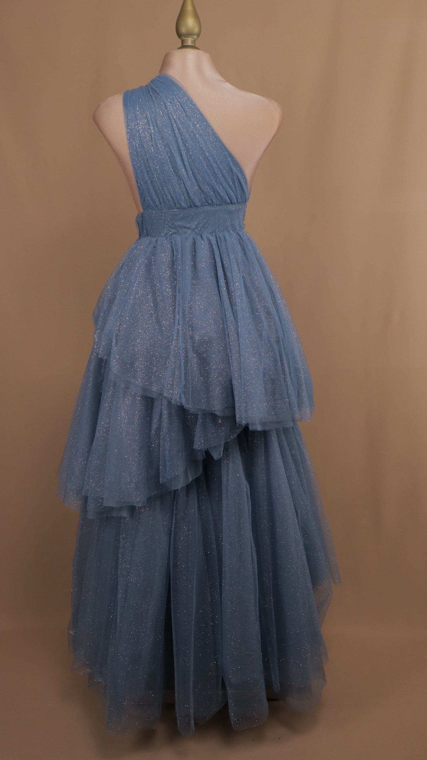 Vestido largo asimétrico con destellos y olanes