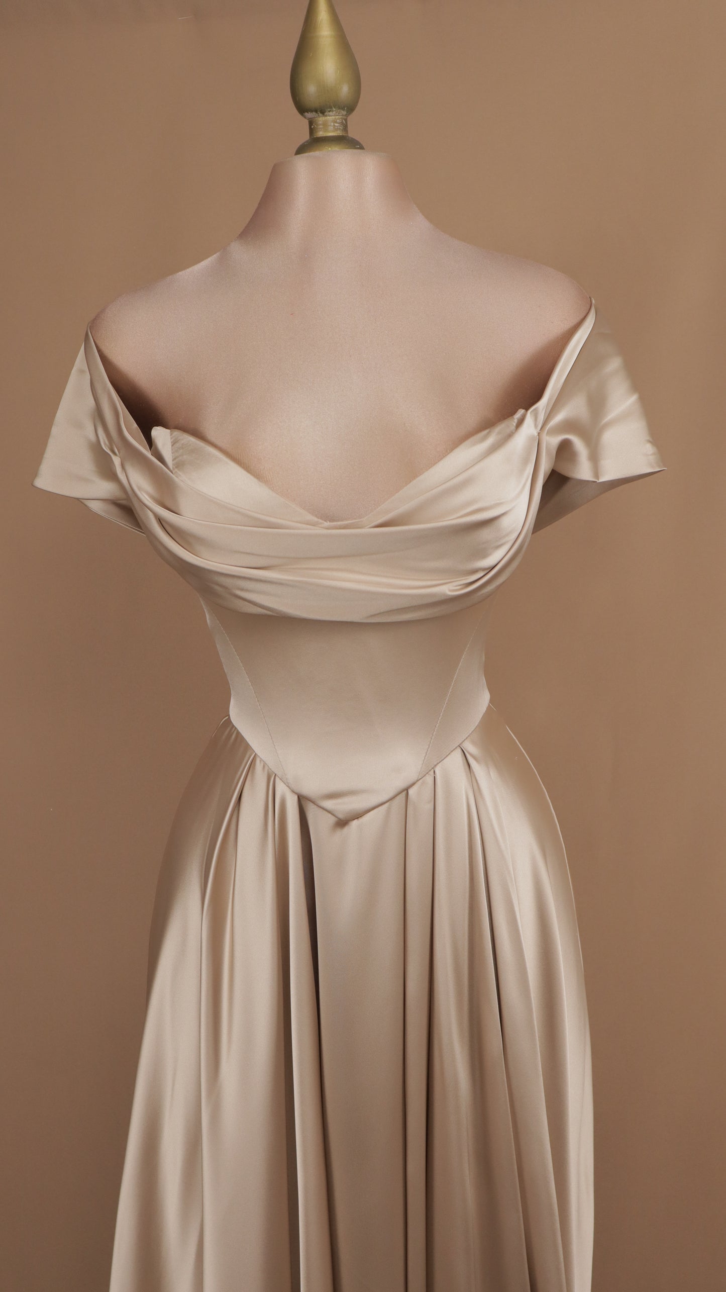 Vestido largo satinado al hombro con corset