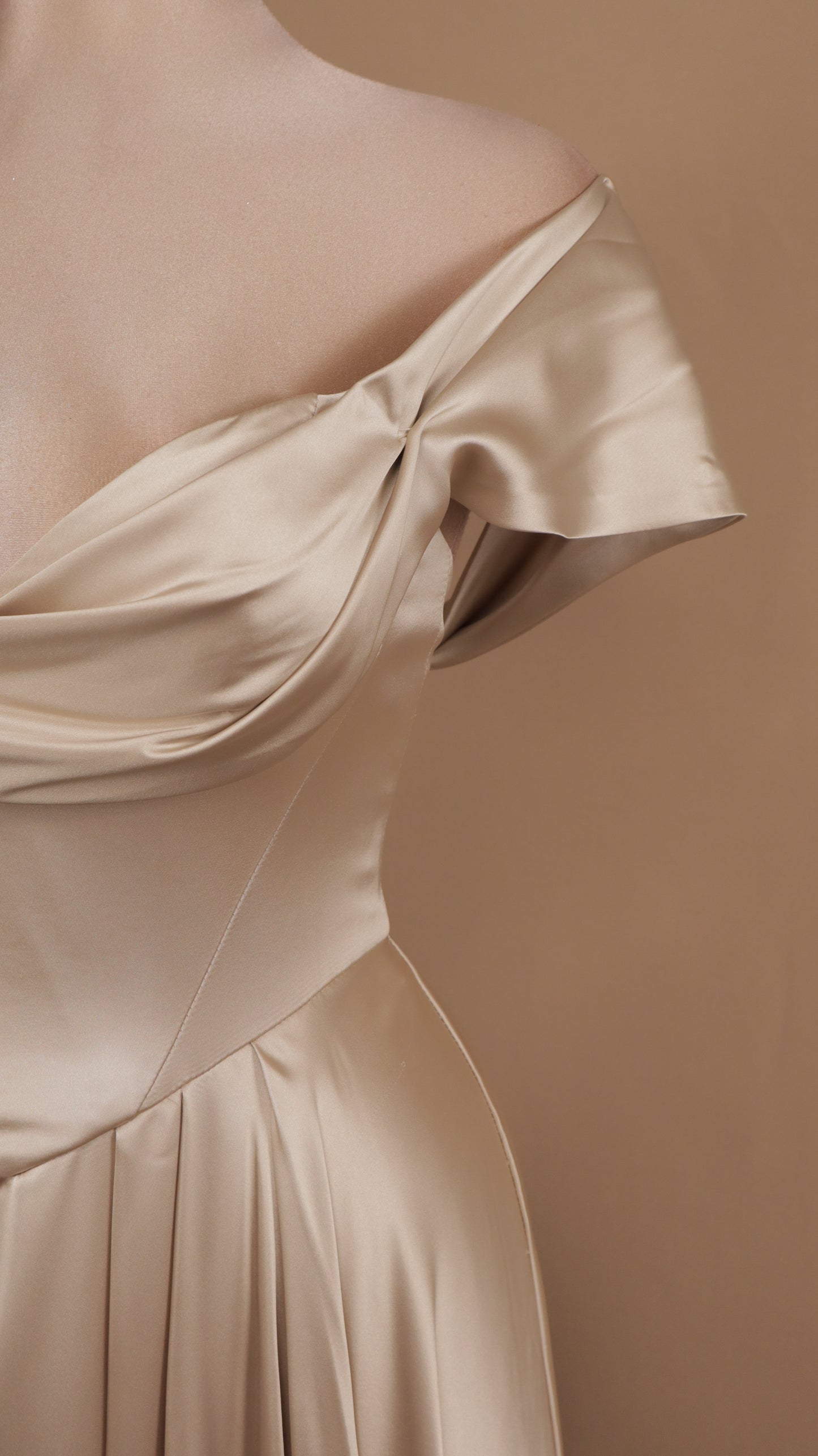 Vestido largo satinado al hombro con corset