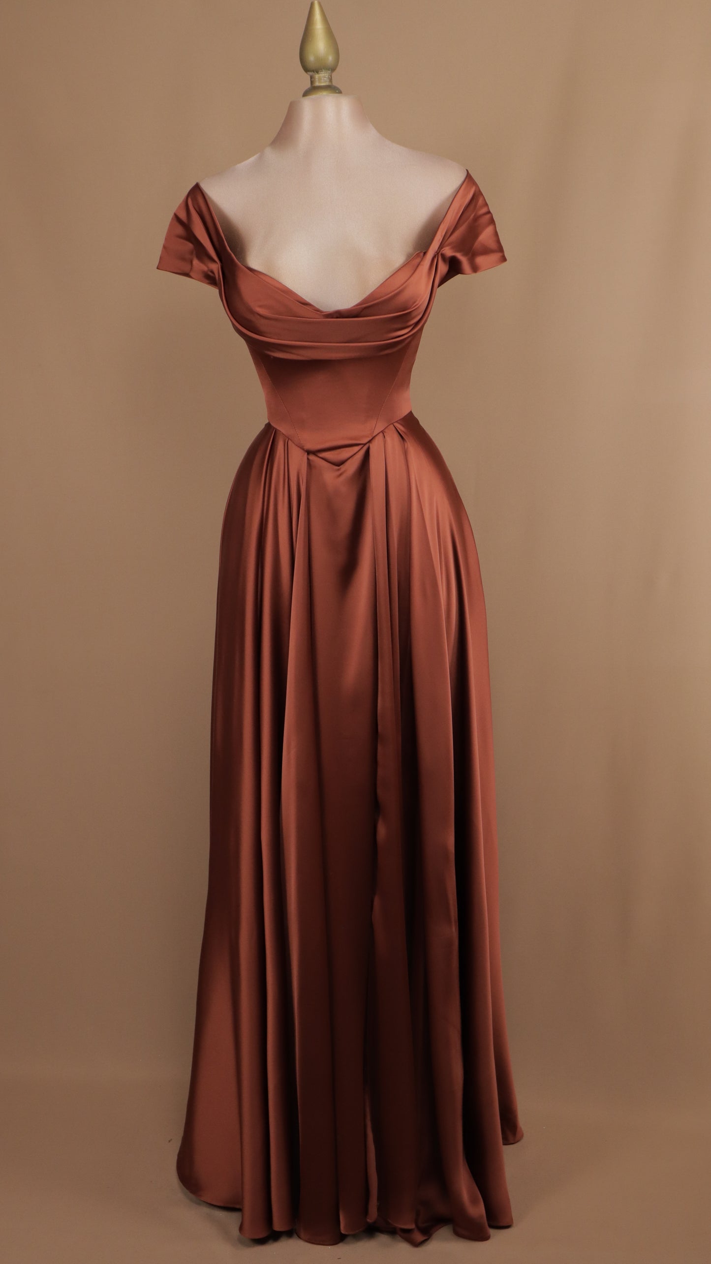 Vestido largo satinado al hombro con corset