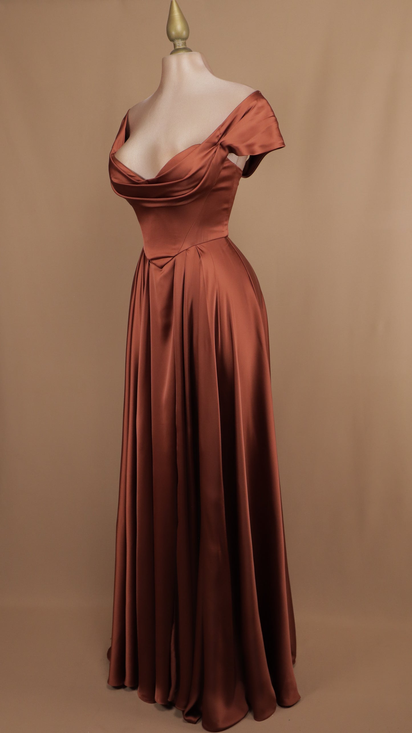 Vestido largo satinado al hombro con corset