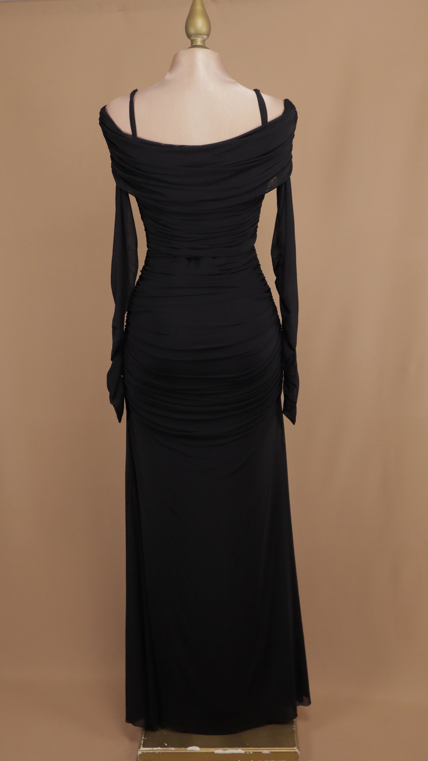 Vestido largo corrugado al hombro con manga larga