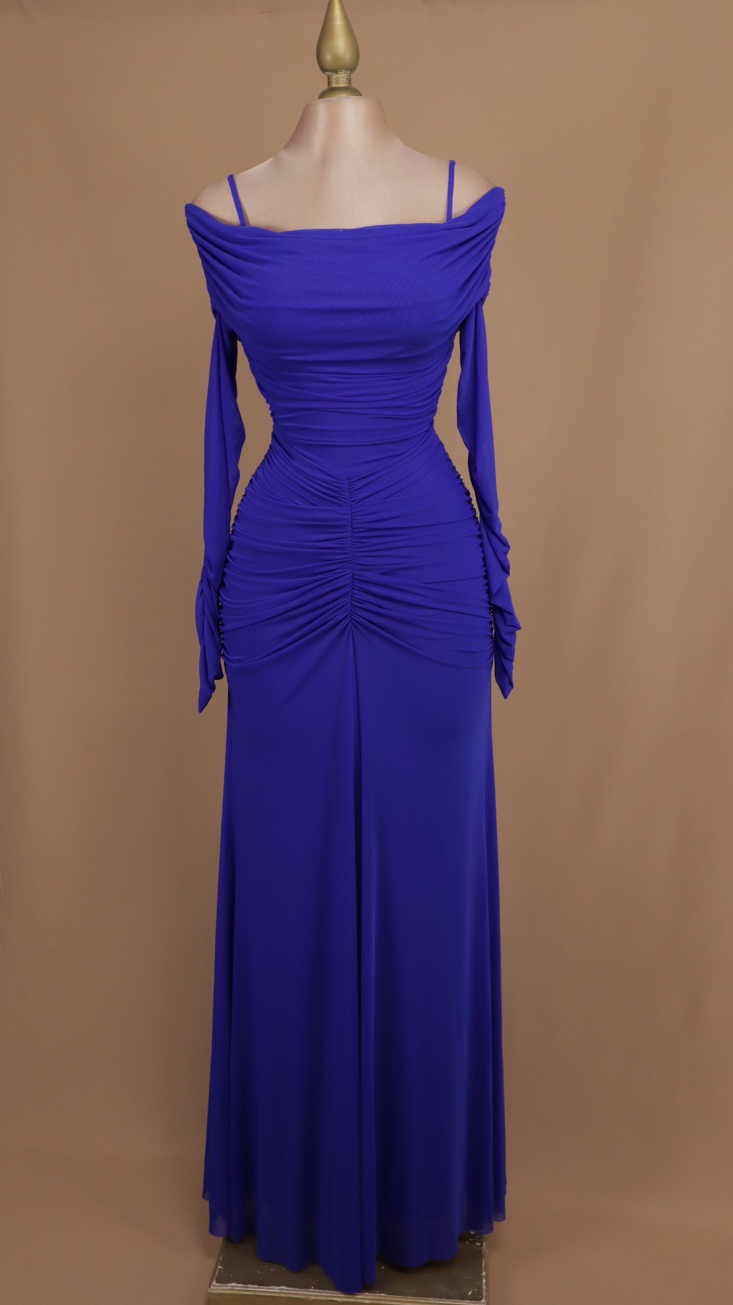 Vestido largo corrugado al hombro con manga larga