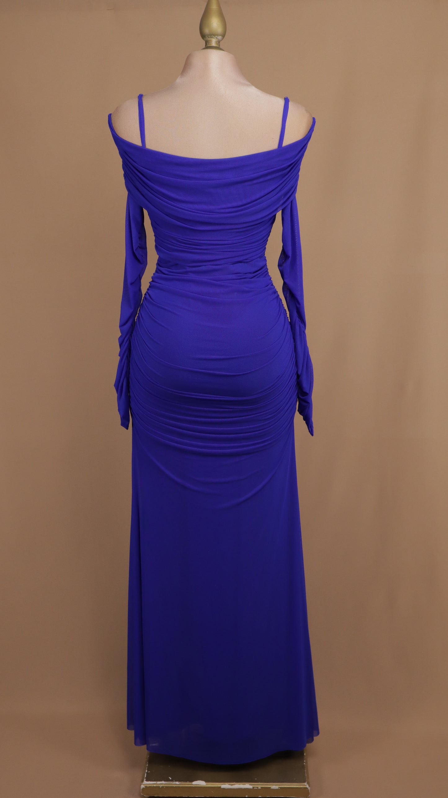 Vestido largo corrugado al hombro con manga larga