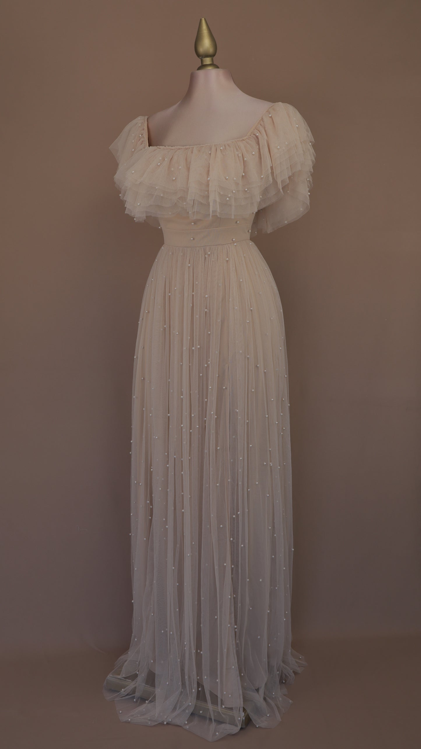 Vestido largo de tul con perlas y escote al hombro