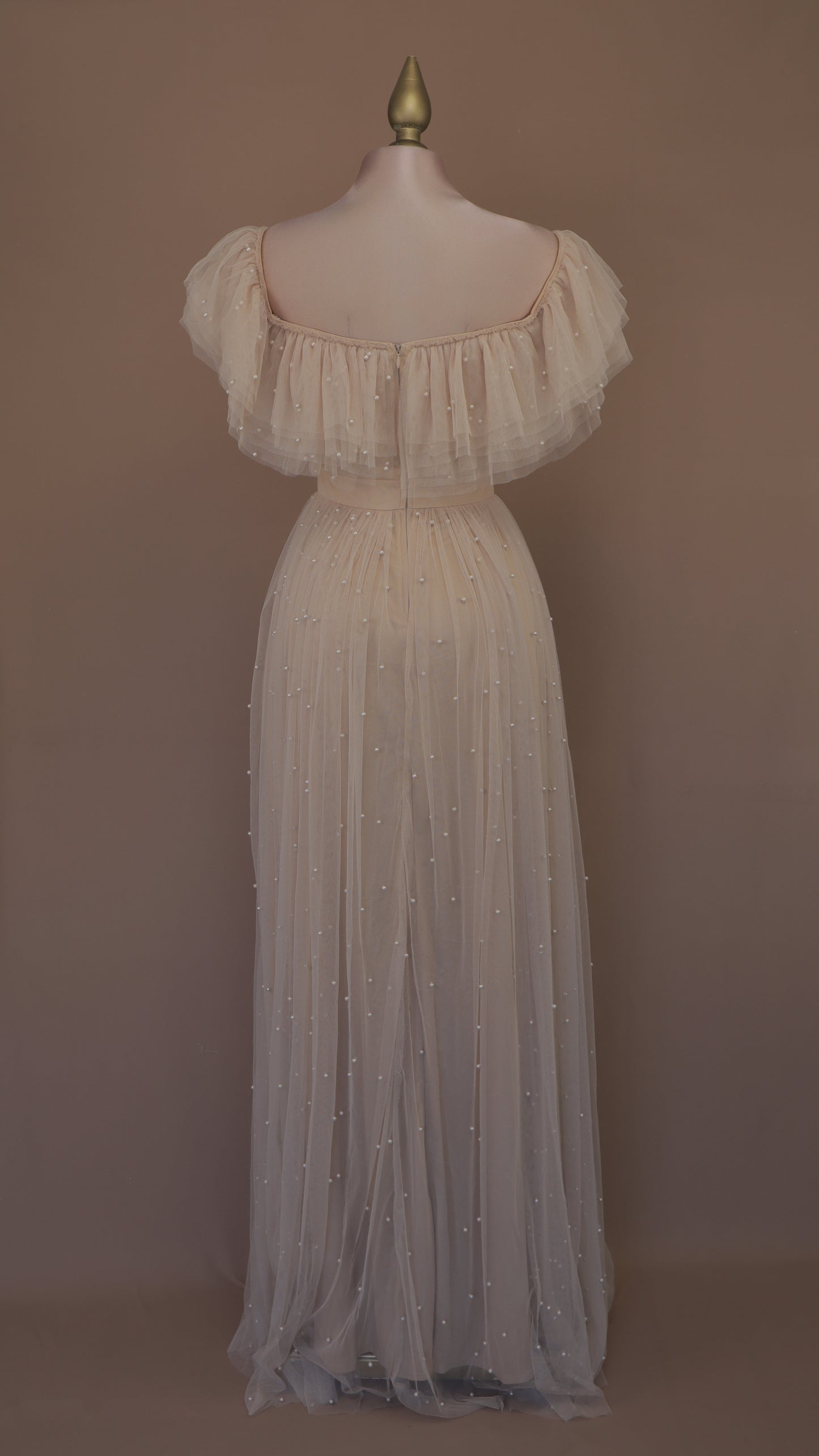 Vestido largo de tul con perlas y escote al hombro