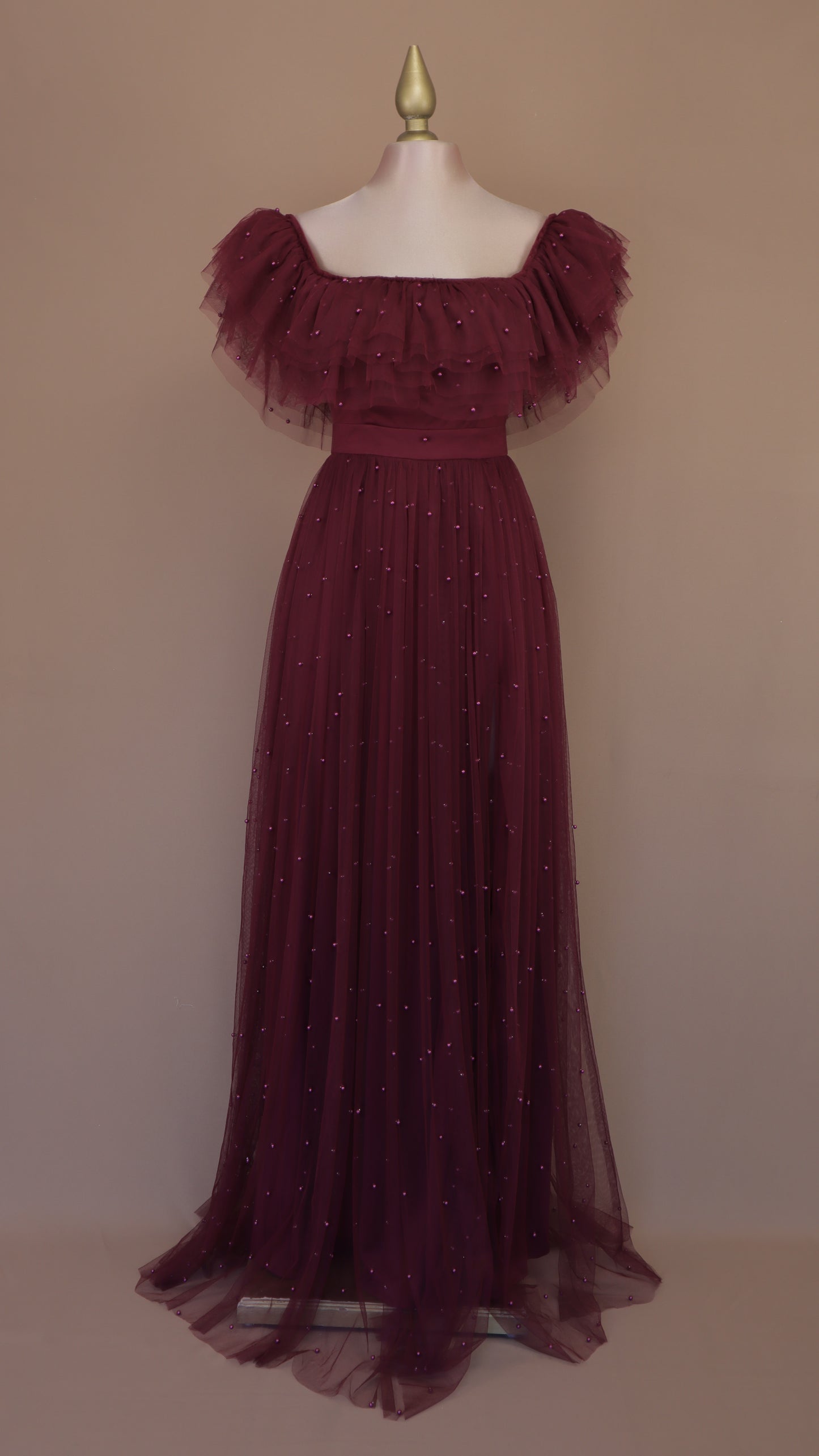 Vestido largo de tul con perlas y escote al hombro