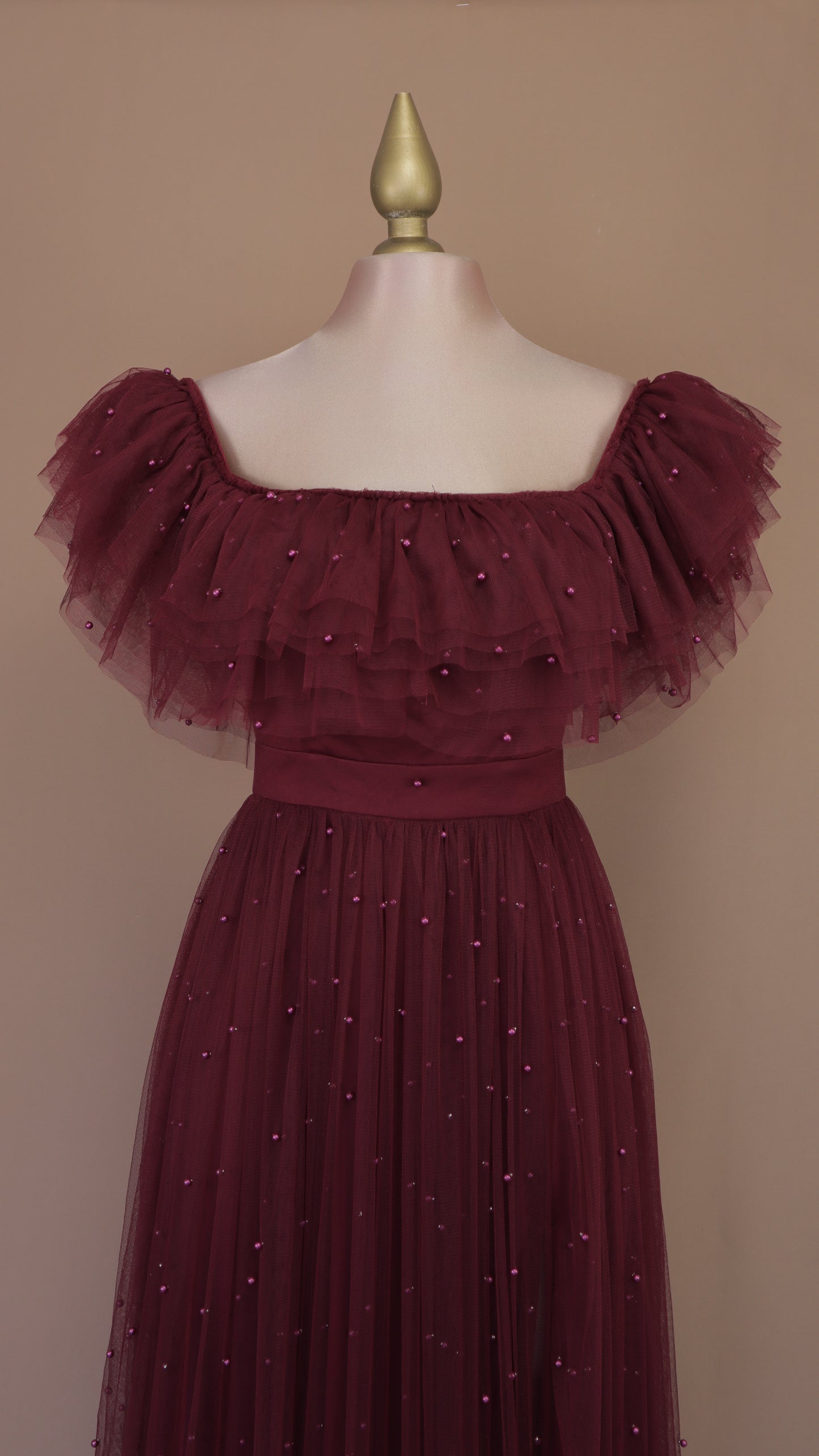 Vestido largo de tul con perlas y escote al hombro
