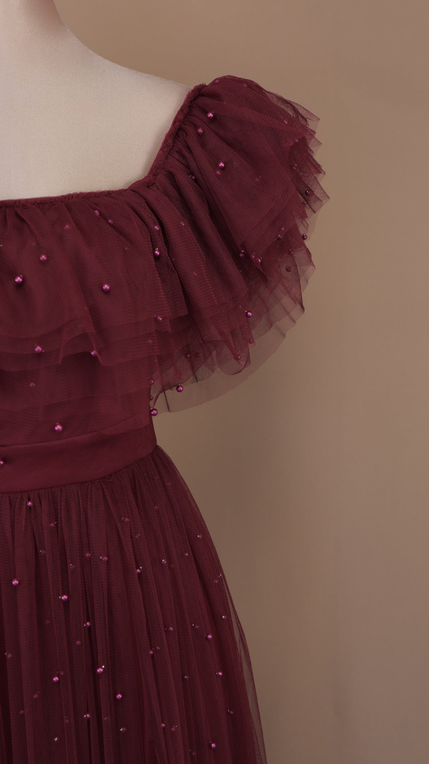 Vestido largo de tul con perlas y escote al hombro