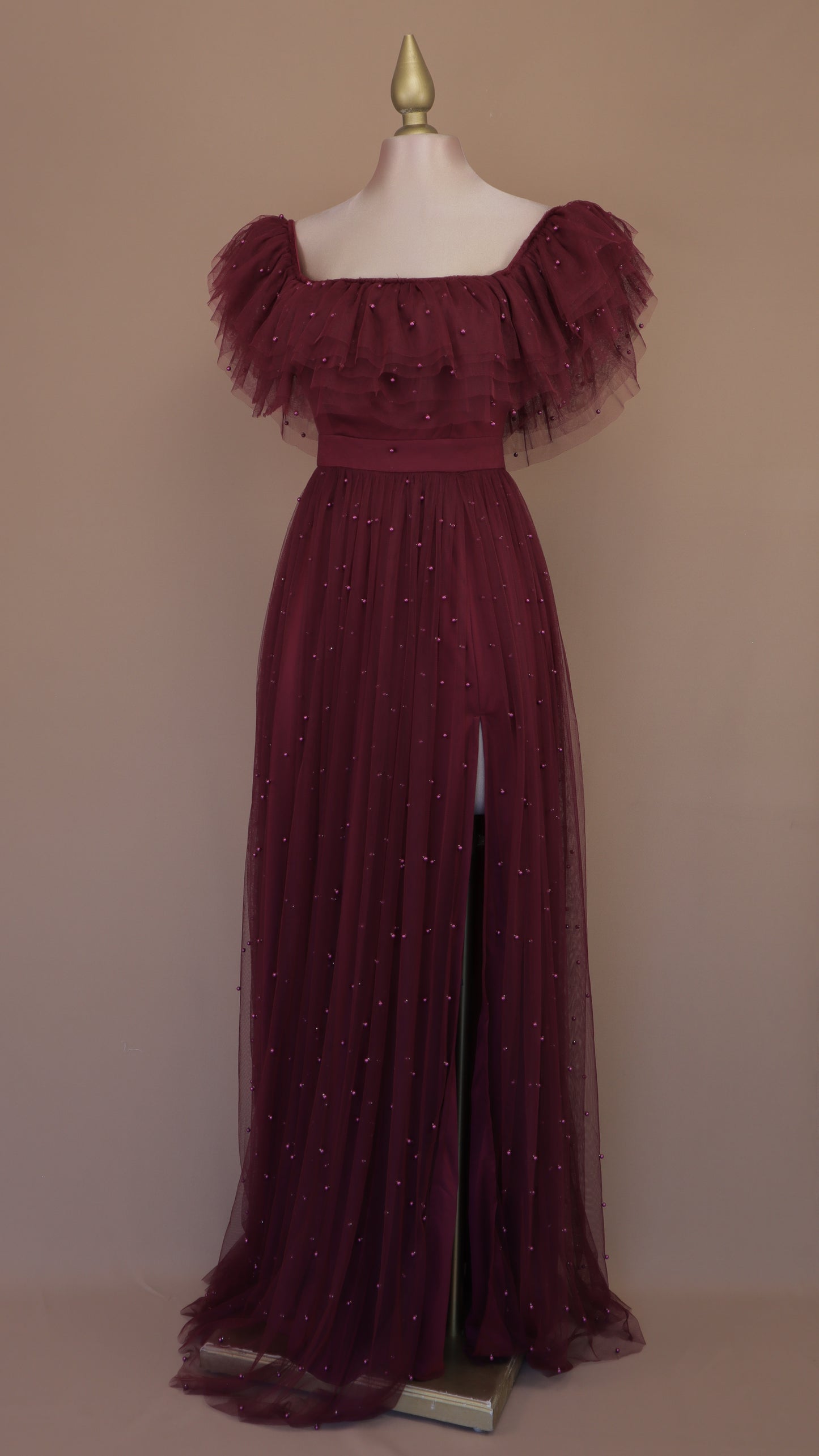 Vestido largo de tul con perlas y escote al hombro