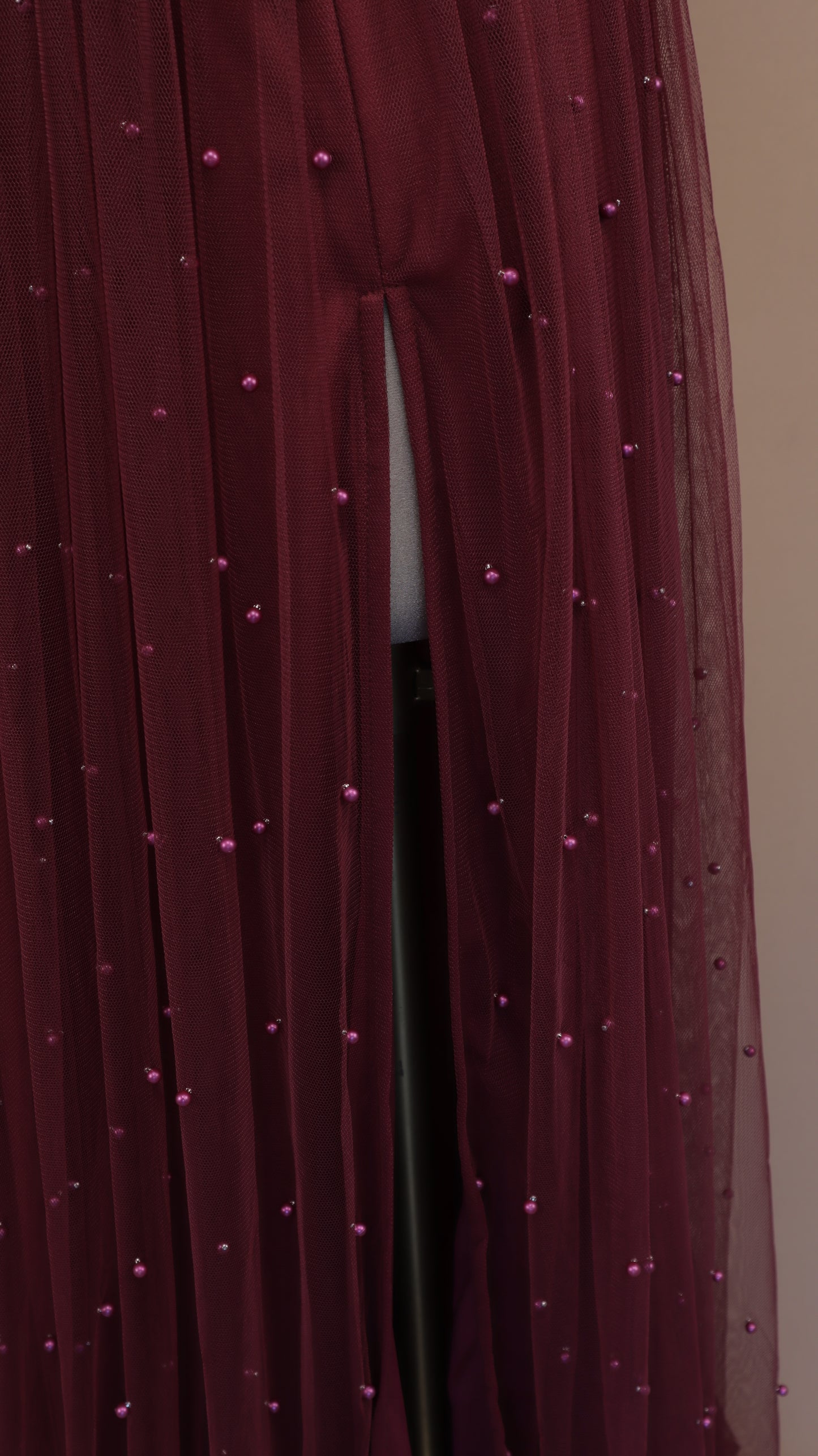 Vestido largo de tul con perlas y escote al hombro